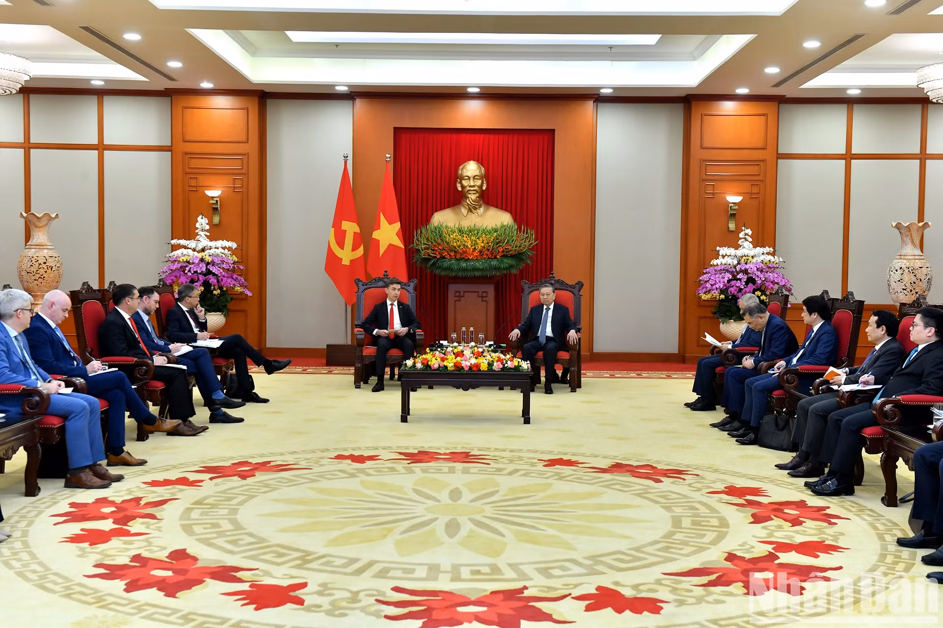 此次会见在党中央总部举行。