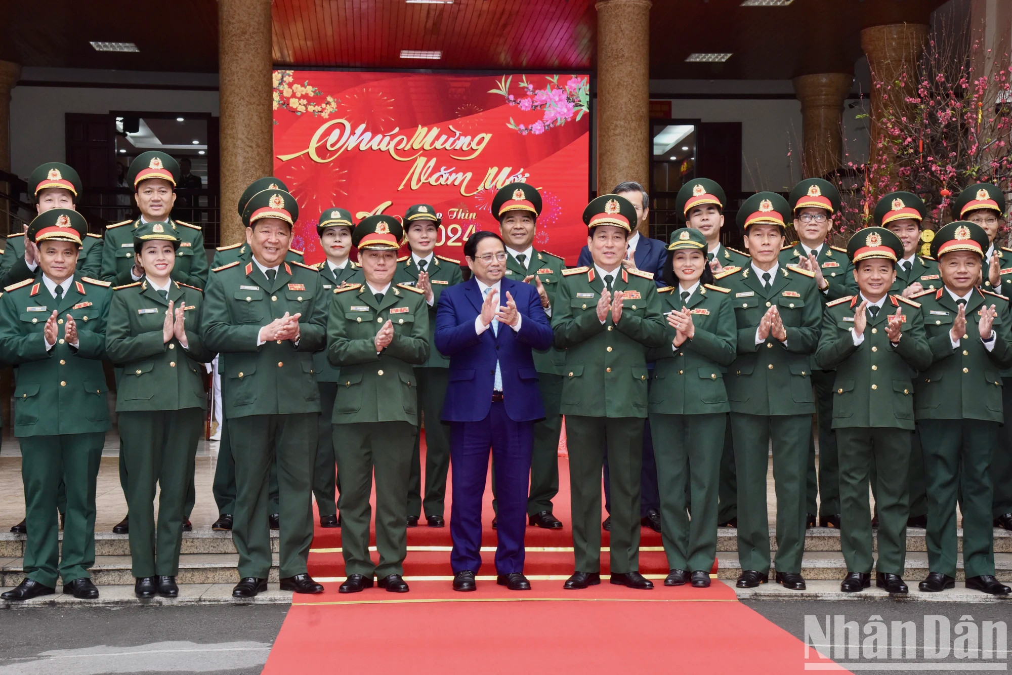 政府总理范明正和国防部领导及军队艺术文化大学的干部、教师。 政府总理范明正和国防部领导及军队艺术文化大学的干部、教师。