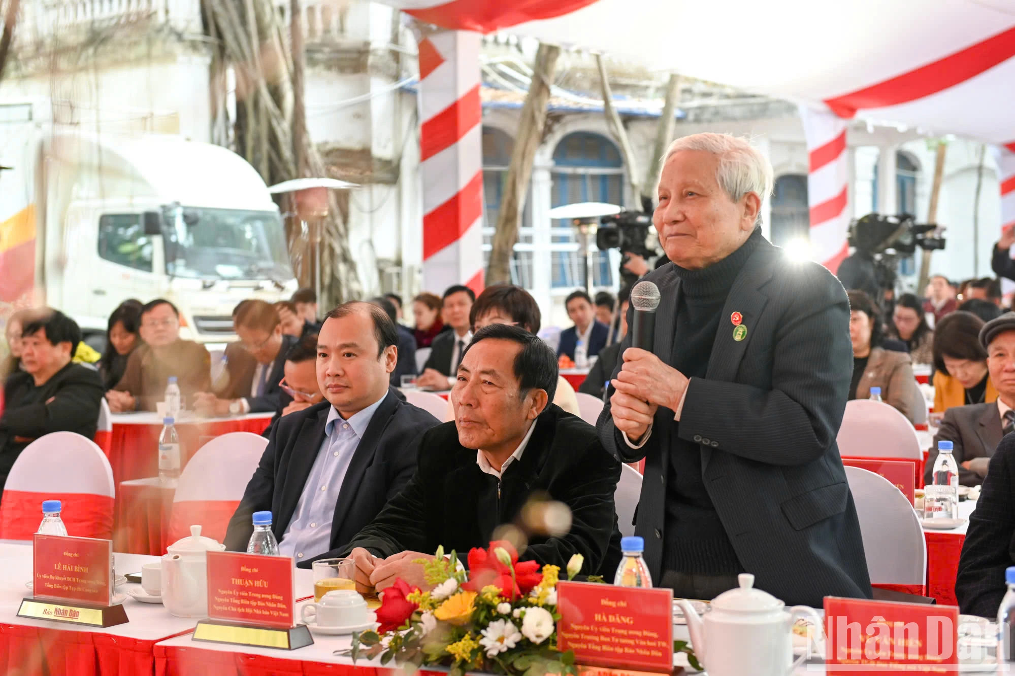 前越共中央委员、中央思想文化部前部长、《人民报》设前总编辑何登在会上发表讲话。 前越共中央委员、中央思想文化部前部长、《人民报》设前总编辑何登在会上发表讲话。