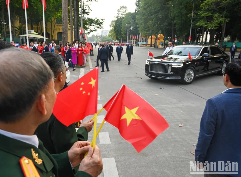 首都河内各阶层人民热烈欢迎中共中央总书记、中国国家主席习近平和夫人到访。 首都河内各阶层人民热烈欢迎中共中央总书记、中国国家主席习近平和夫人到访。