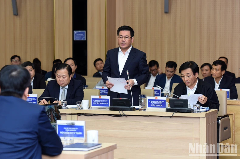 工贸部部长阮红延在会上发表讲话。 工贸部部长阮红延在会上发表讲话。