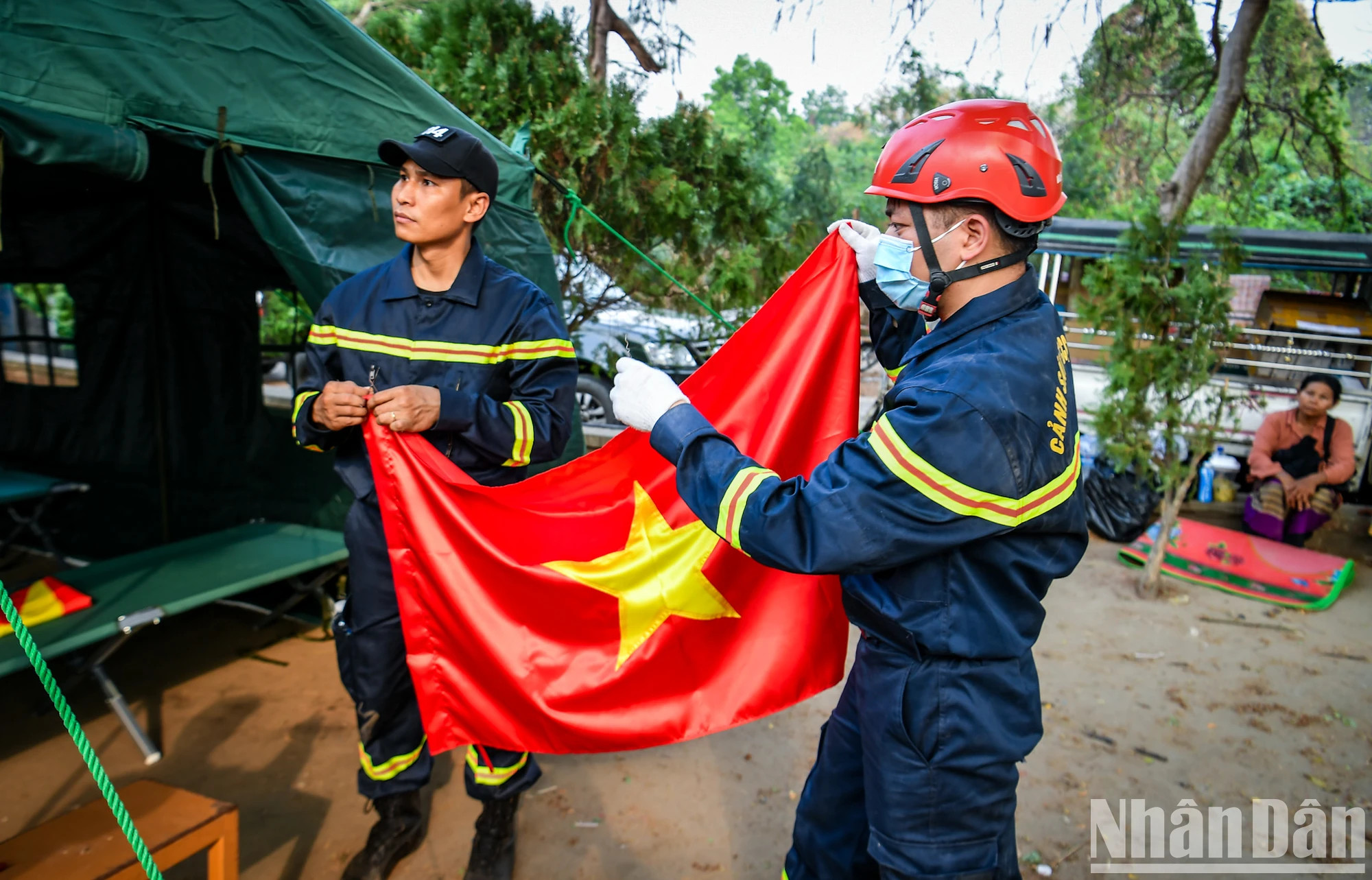 救援队还准备了越南国旗以悬挂在每顶帐篷上。 救援队还准备了越南国旗以悬挂在每顶帐篷上。