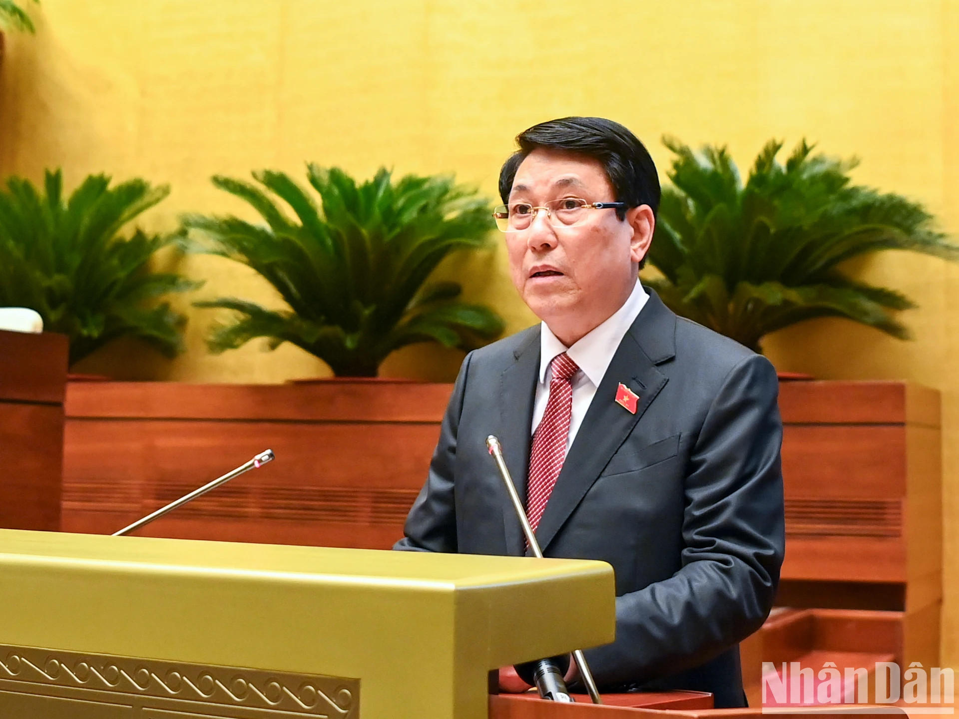 国家主席梁强就职后发表讲话。 国家主席梁强就职后发表讲话。