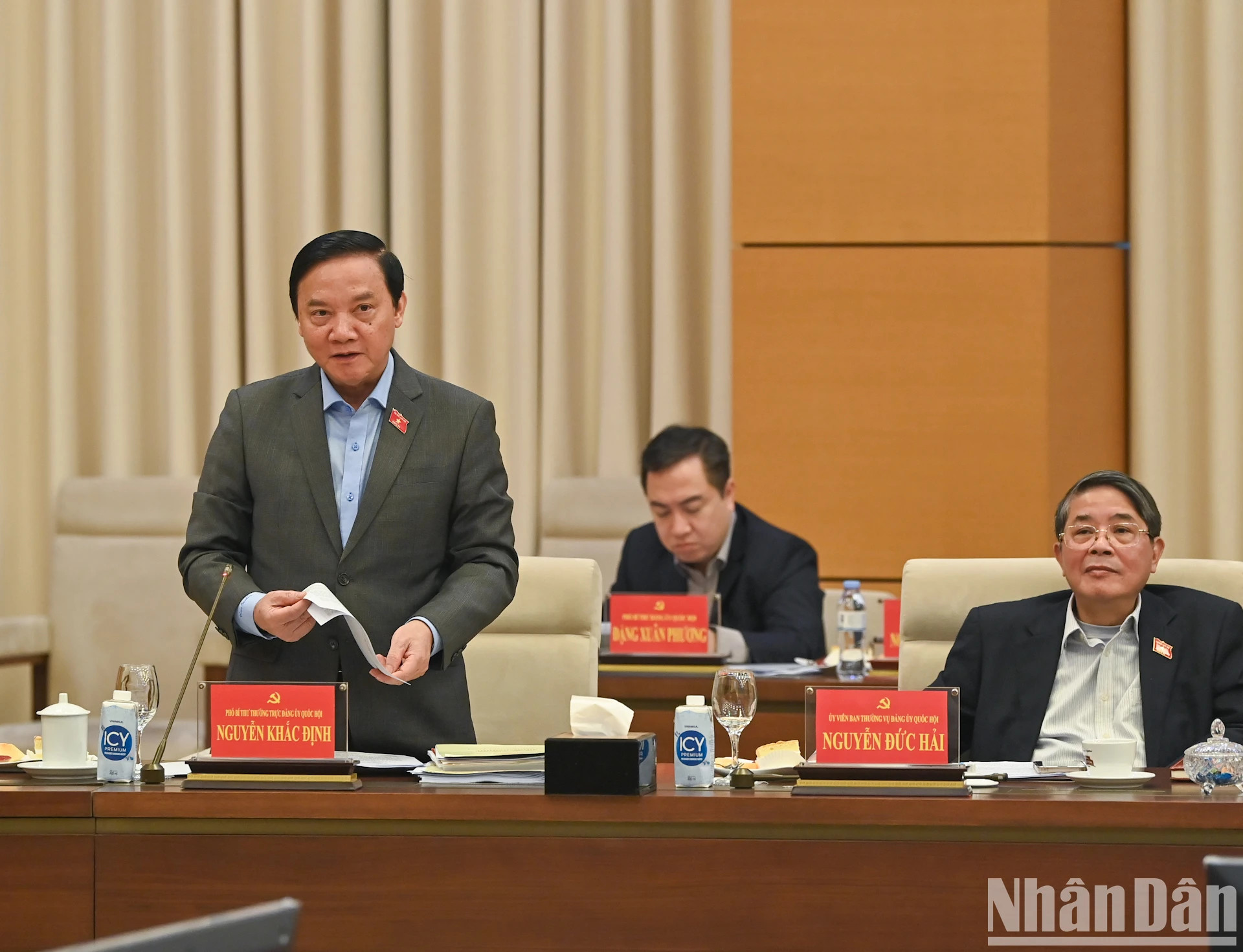 国会党委常务副书记、国会副主席阮克定在会上发表讲话。 国会党委常务副书记、国会副主席阮克定在会上发表讲话。