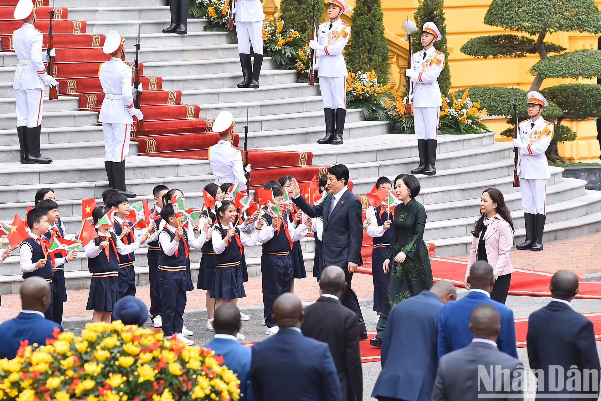 首都儿童欢迎梁强主席和夫人。 首都儿童欢迎梁强主席和夫人。