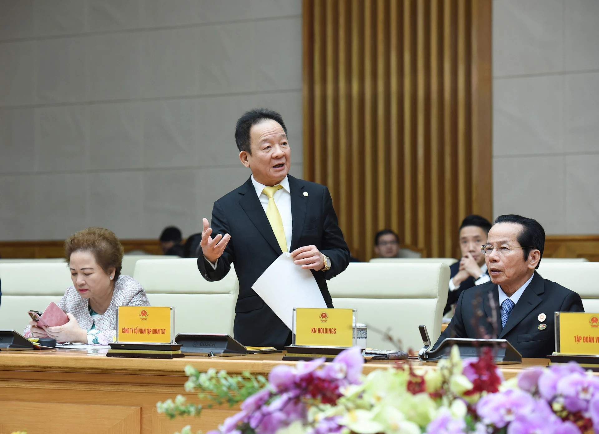 与会代表在会上发表讲话。 与会代表在会上发表讲话。