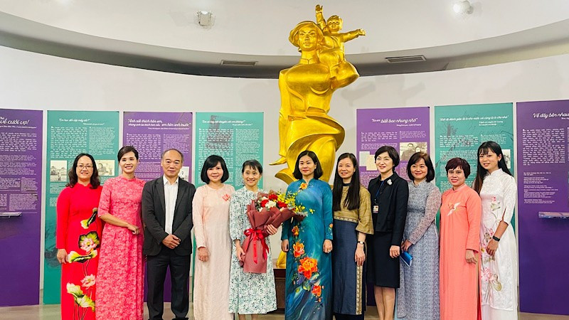 日本首相石破茂夫人石破佳子和越南妇女联合会主席及越南妇女博物馆代表合影。