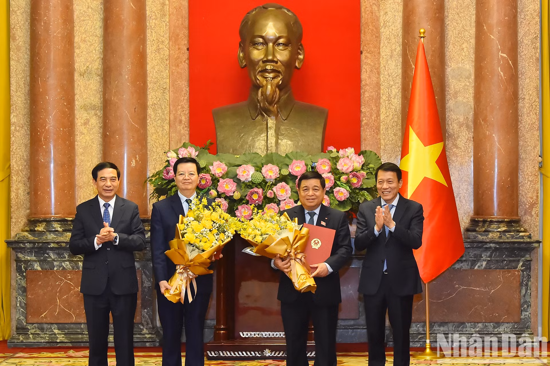 国防部长范文江和公安部长梁三光赠送鲜花祝贺新任政府副总理阮志勇和梅文正。