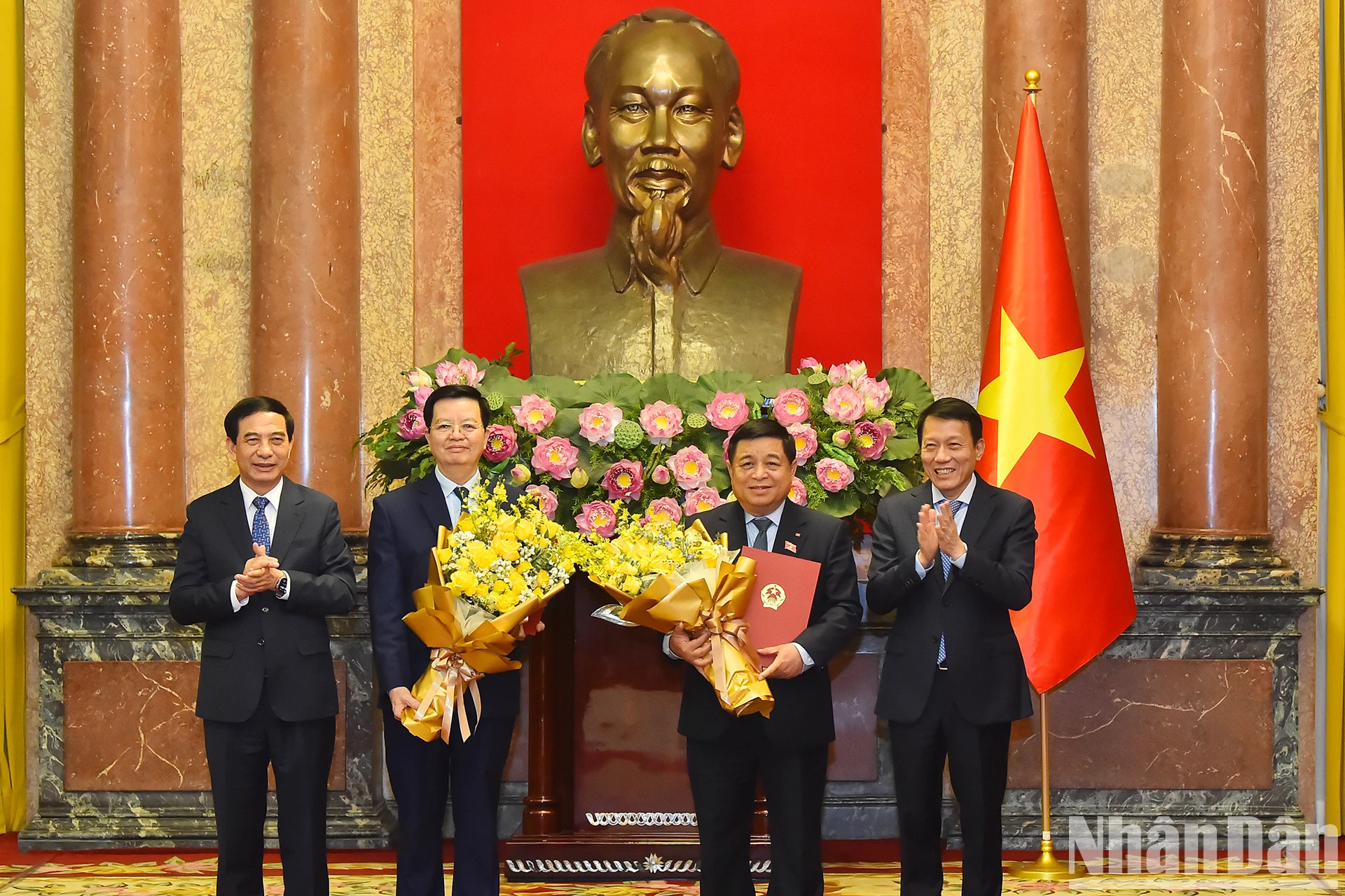 国防部长范文江和公安部长梁三光赠送鲜花祝贺新任政府副总理阮志勇和梅文正。 国防部长范文江和公安部长梁三光赠送鲜花祝贺新任政府副总理阮志勇和梅文正。