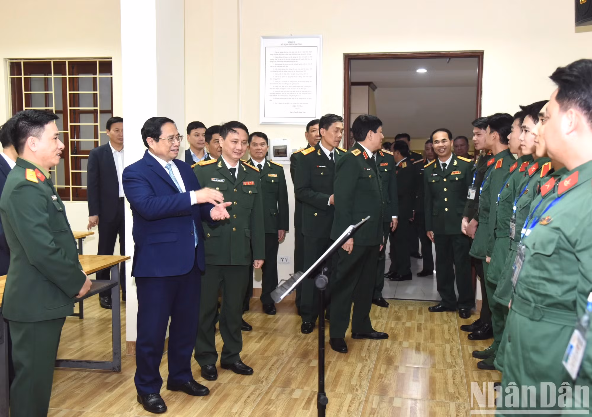 政府总理范明正出席军队艺术文化大学师生的一节课。