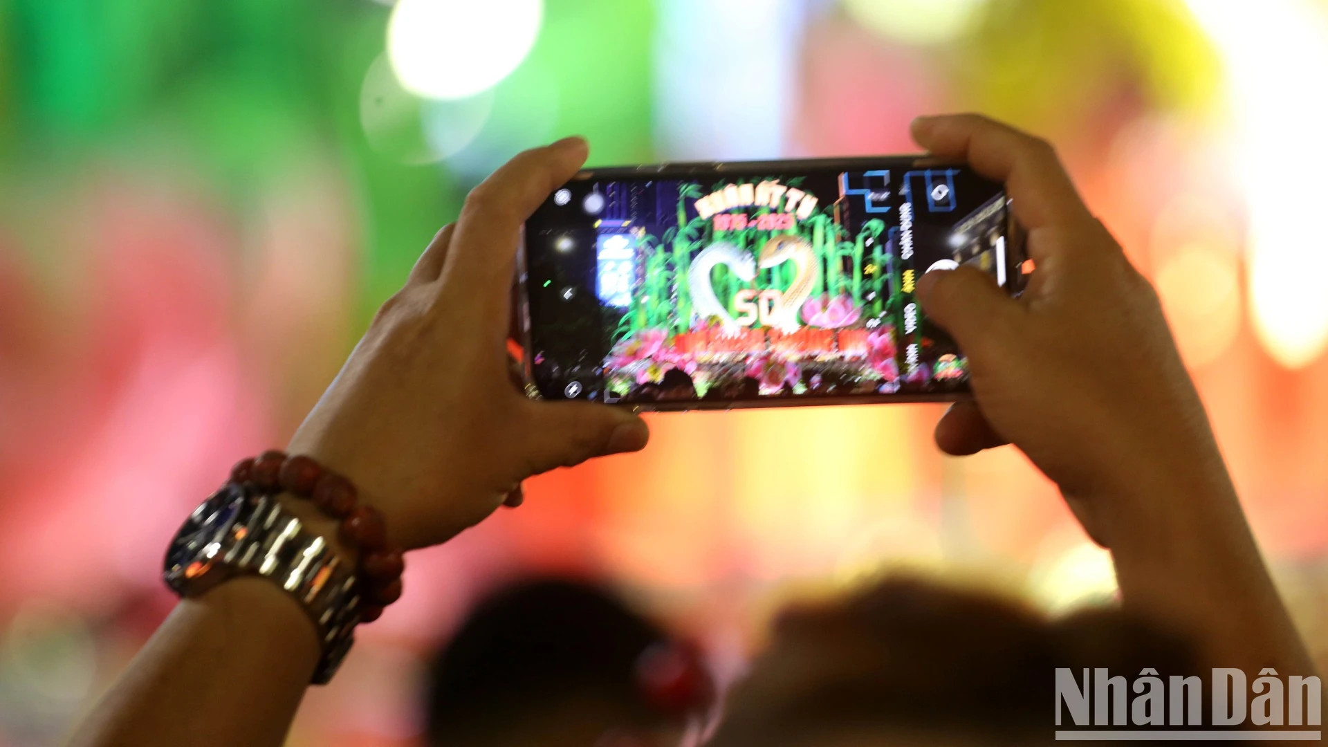 游客留下了阮惠花街的难忘瞬间。