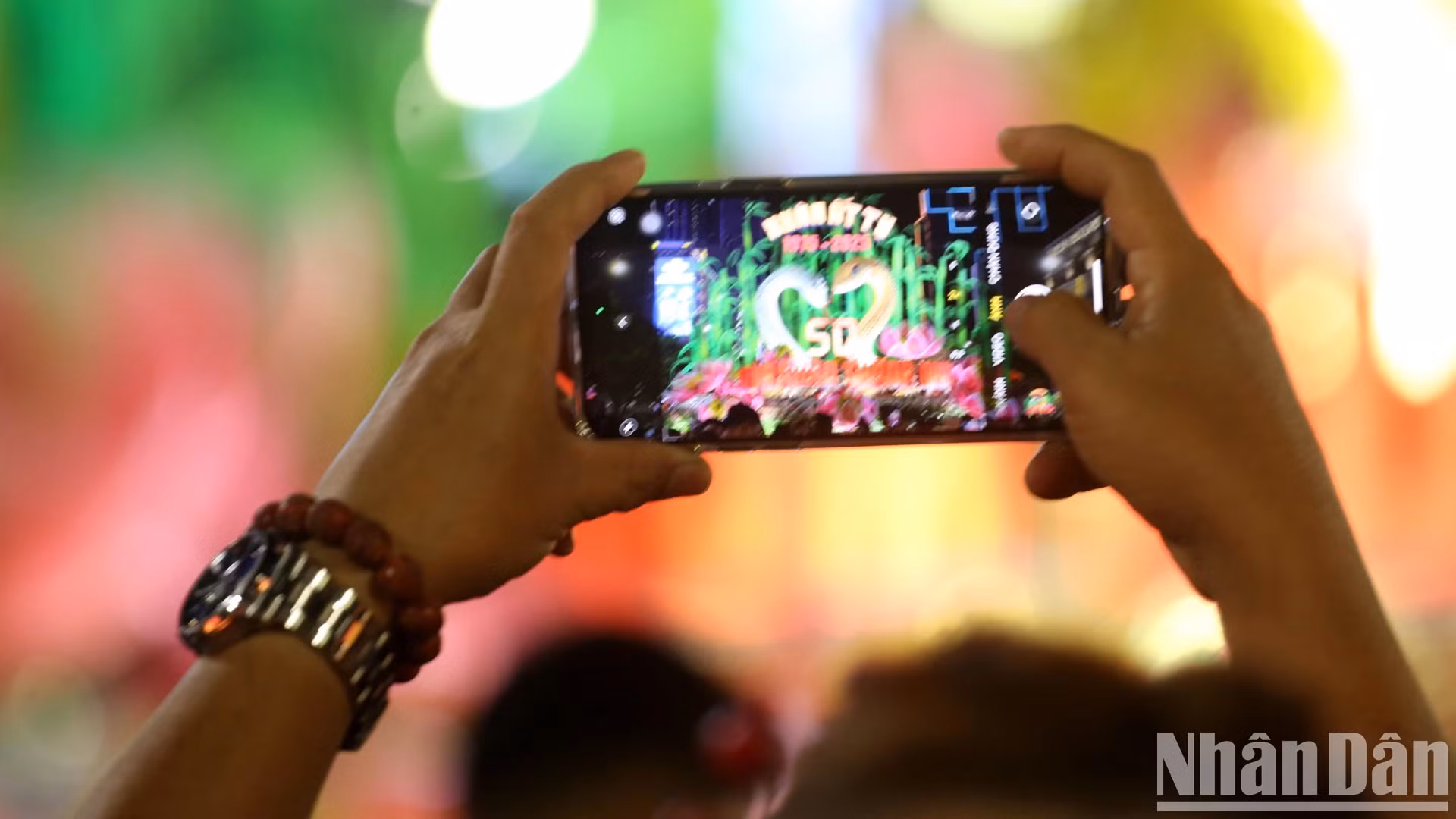 游客留下了阮惠花街的难忘瞬间。