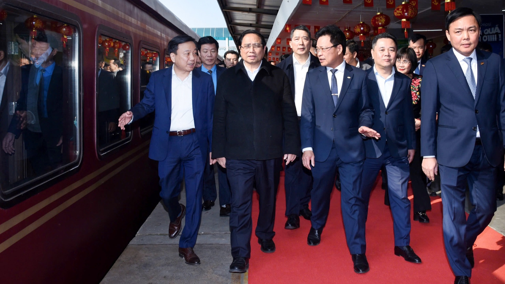 范明正总理检查越南铁路总公司为游客提供服务的豪华旅游列车。