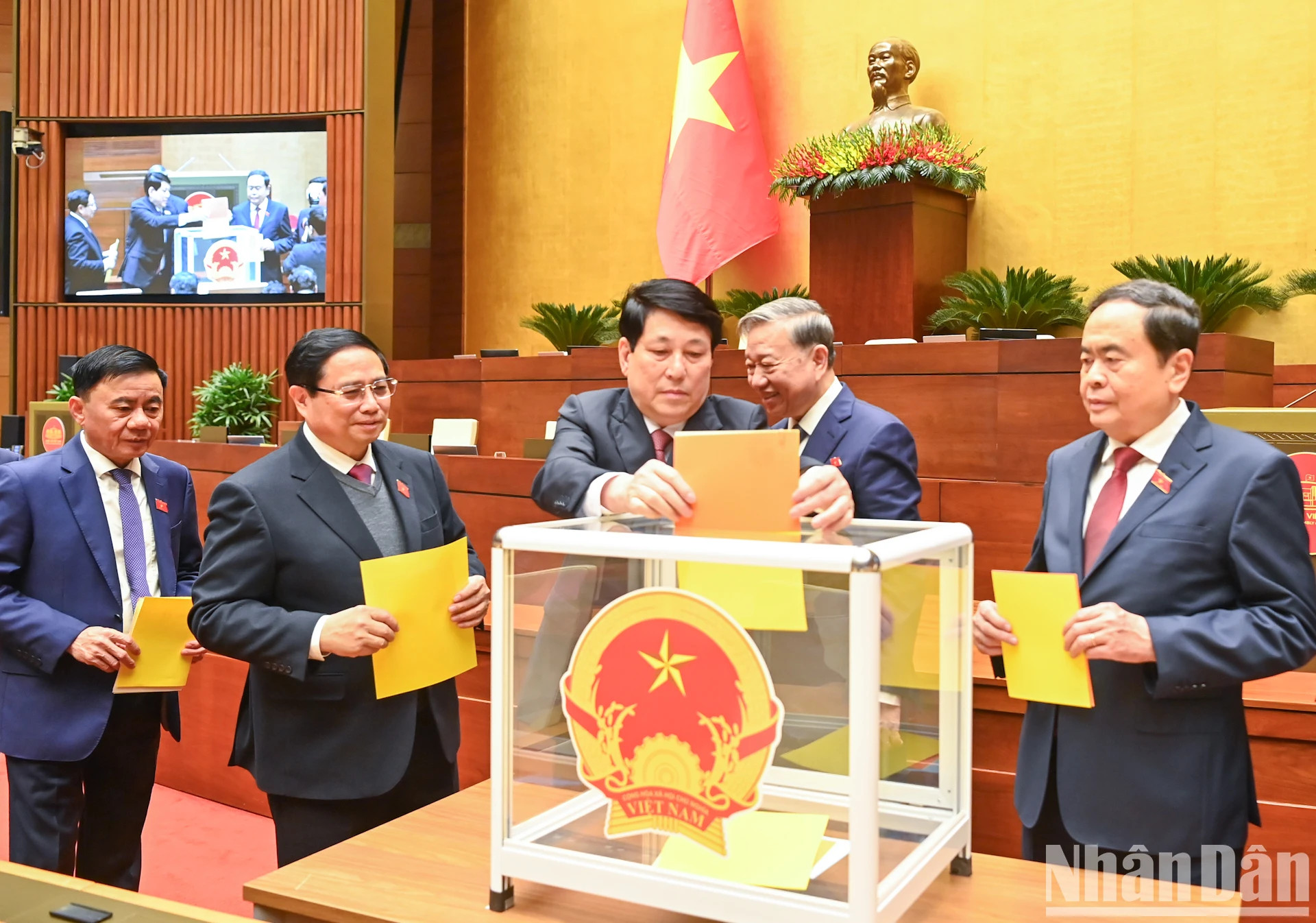 国家主席梁强投票选举国会副主席、国会常务委员会委员,批准政府总理关于任命2021-2026年任期政府副总理、部长及政府其他成员的建议。 国家主席梁强投票选举国会副主席、国会常务委员会委员,批准政府总理关于任命2021-2026年任期政府副总理、部长及政府其他成员的建议。