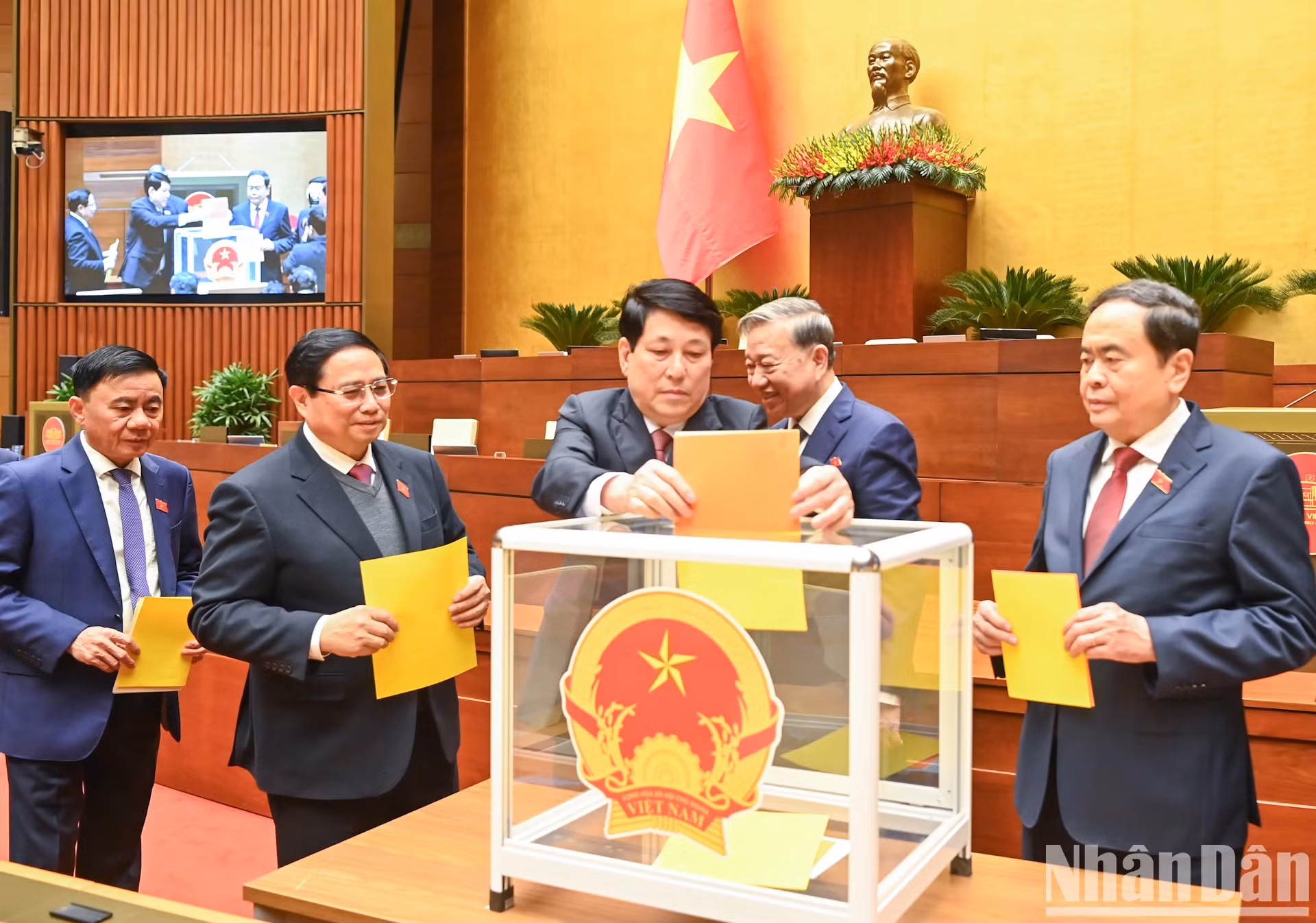 国家主席梁强投票选举国会副主席、国会常务委员会委员，批准政府总理关于任命2021-2026年任期政府副总理、部长及政府其他成员的建议。