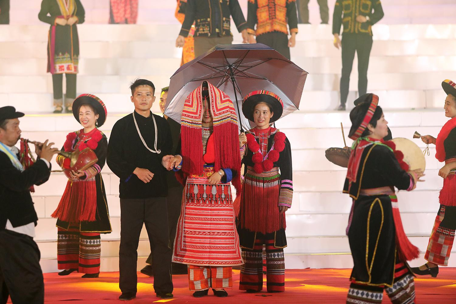 在瑶族人婚礼中上演传统服饰。 在瑶族人婚礼中上演传统服饰。