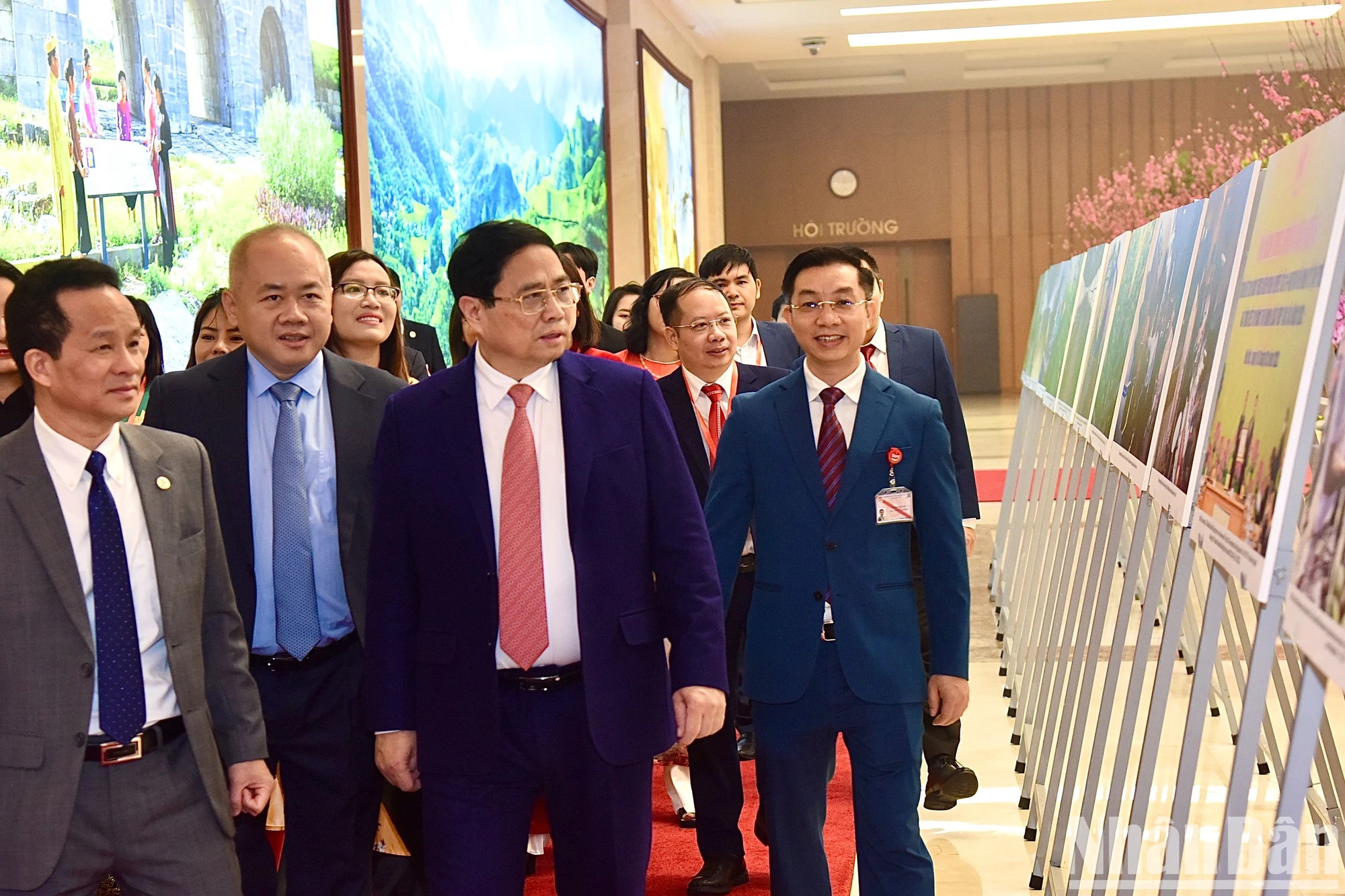范明正总理和各位代表参观2024年集体经济、合作社经济论坛的展区。 范明正总理和各位代表参观2024年集体经济、合作社经济论坛的展区。