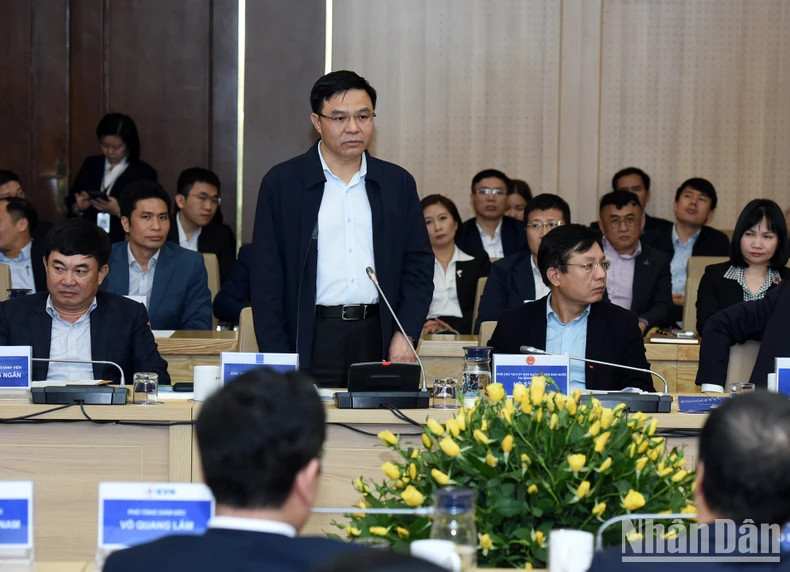与会代表发表讲话。 与会代表发表讲话。