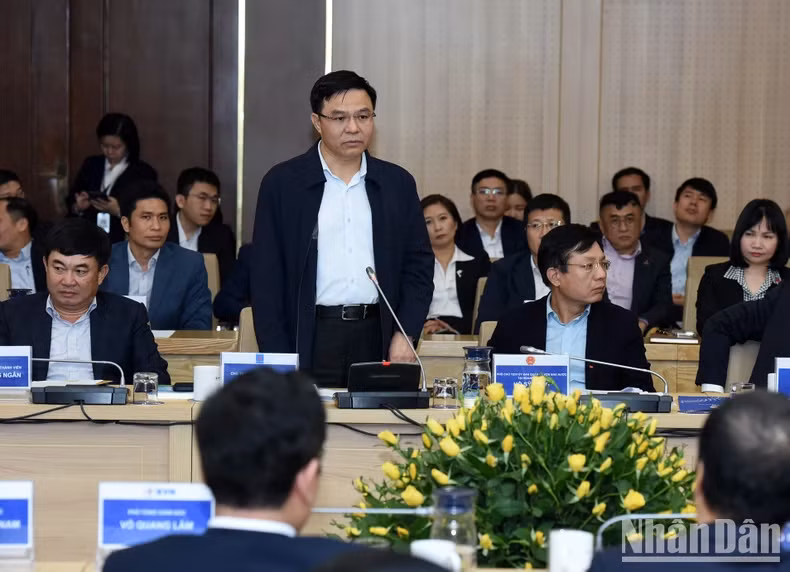 与会代表发表讲话。