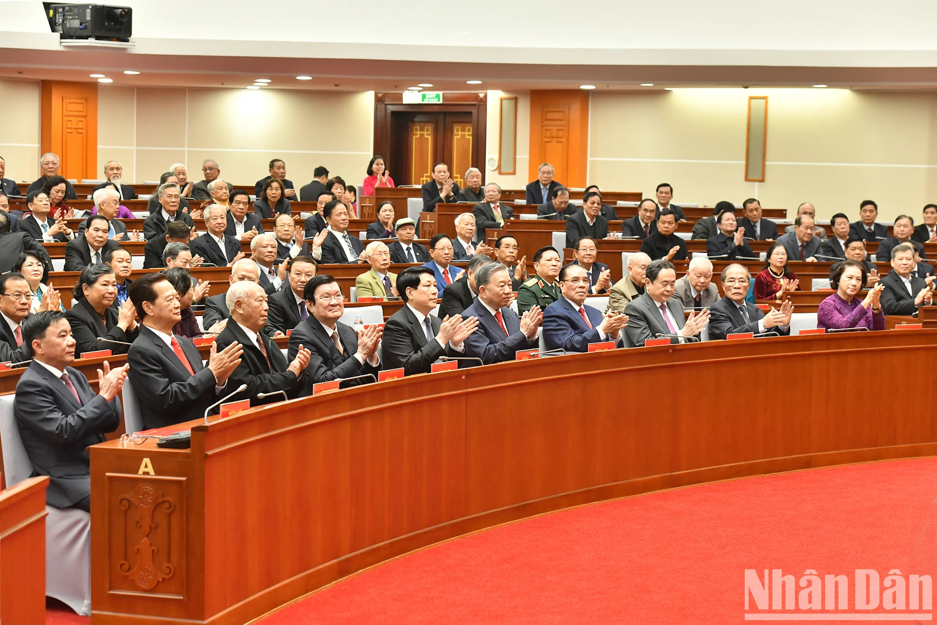 党和国家领导、前领导出席见面会。