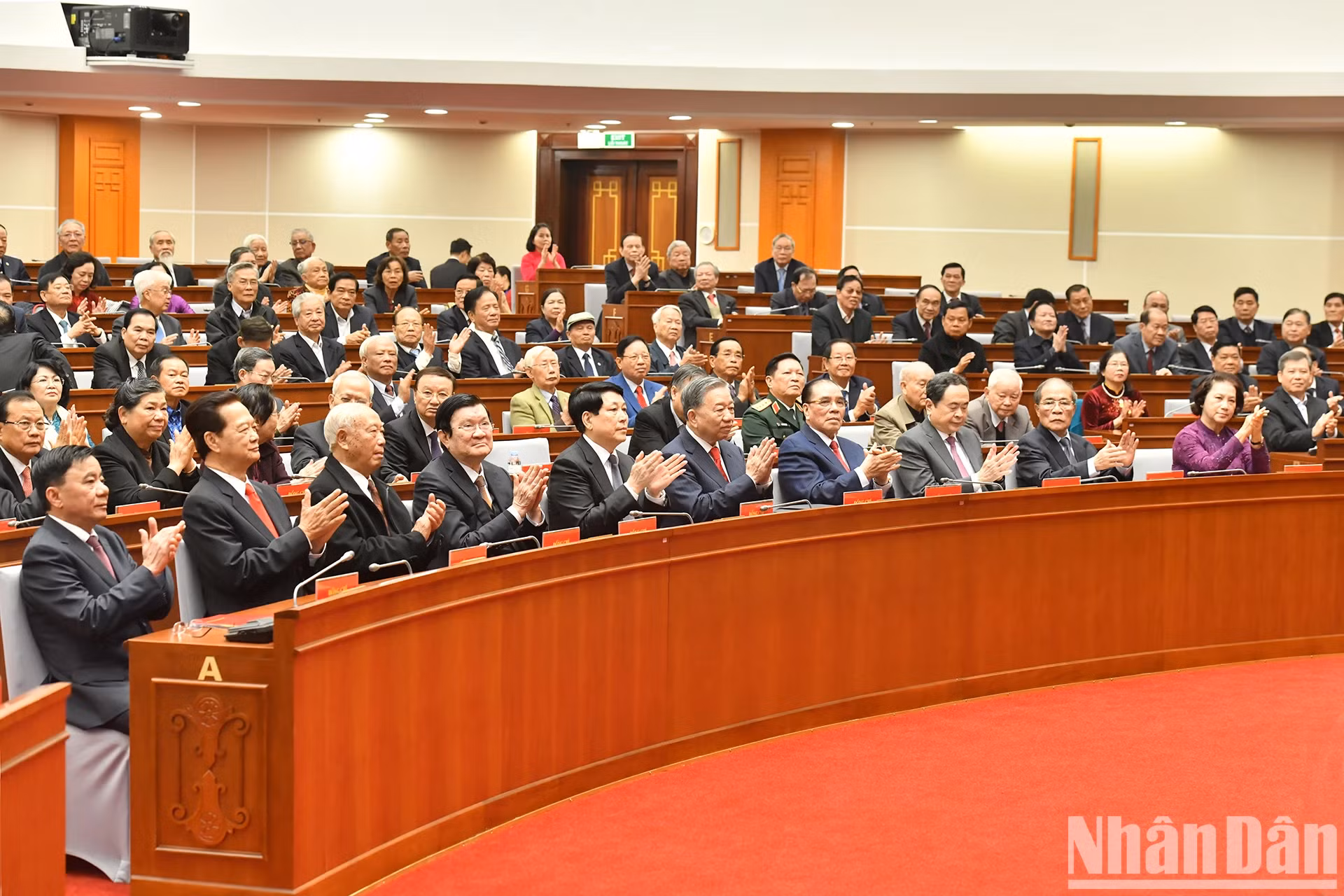 党和国家领导、前领导出席见面会。