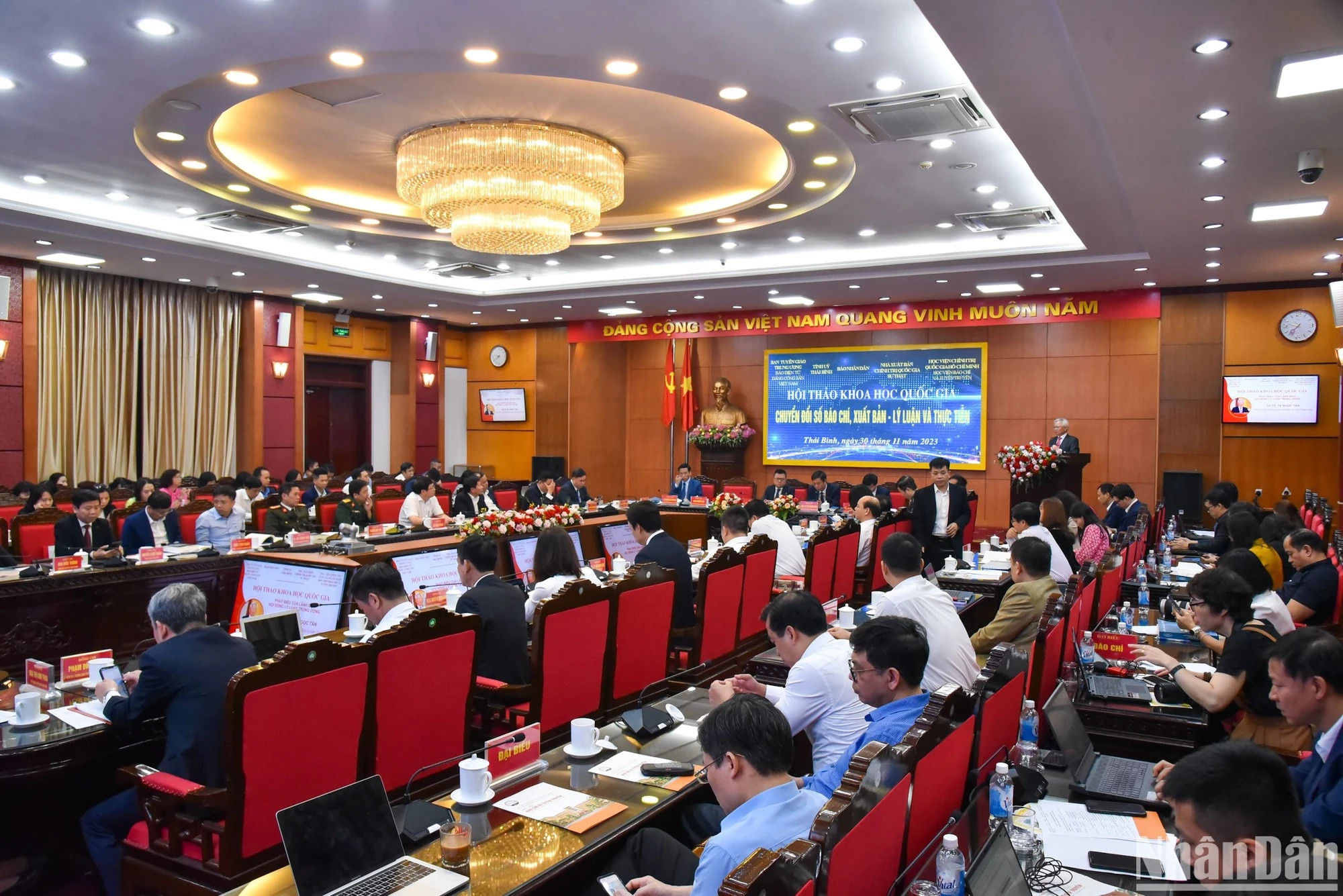 研讨会的目的在于分析并对当前数字化转型背景下新闻出版业面临的问题和现状进行评估，提出力推越南新闻出版领域未来阶段的数字化转型的措施、方向。（日光 摄）