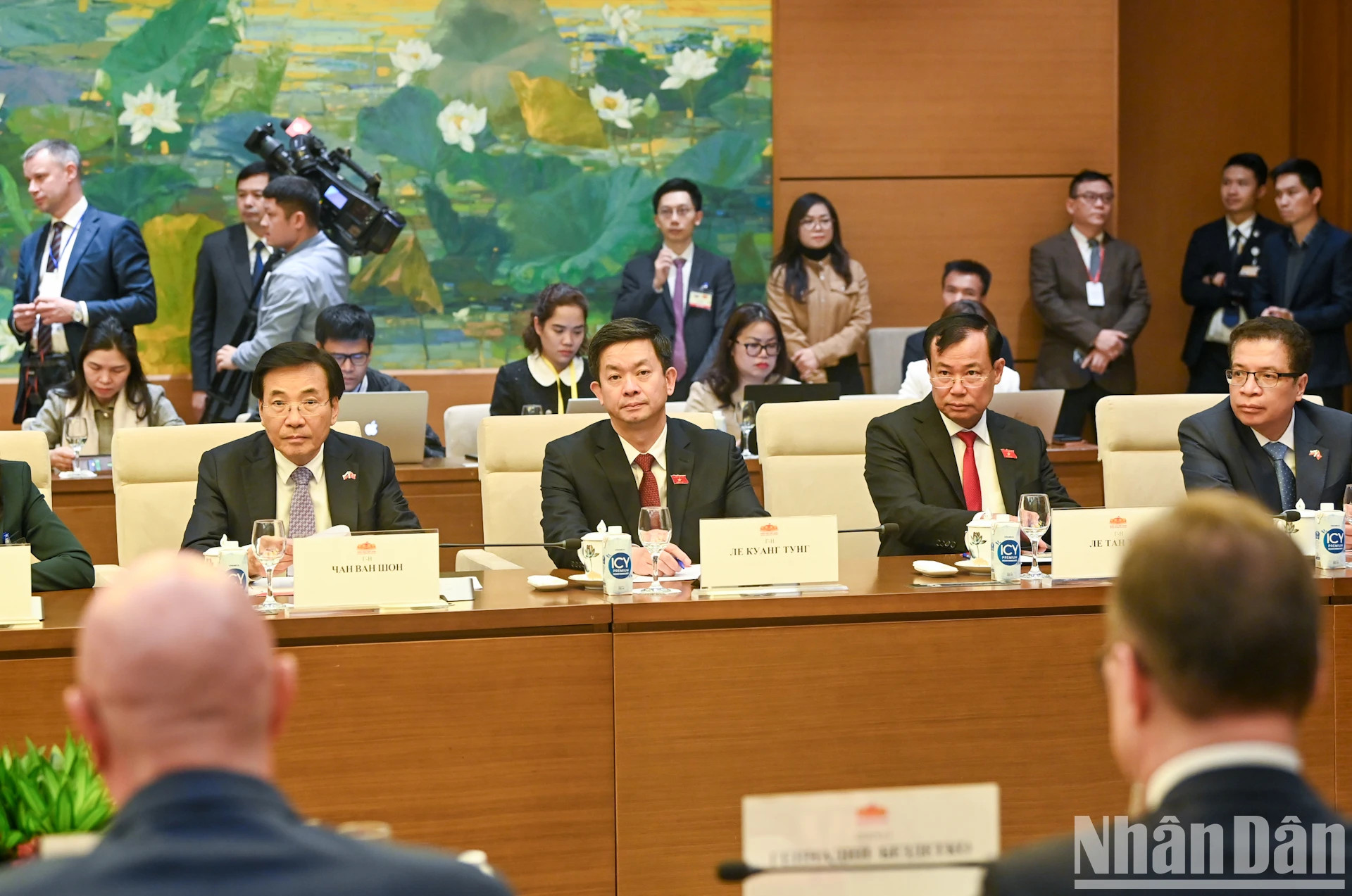 在座的越方代表团成员。