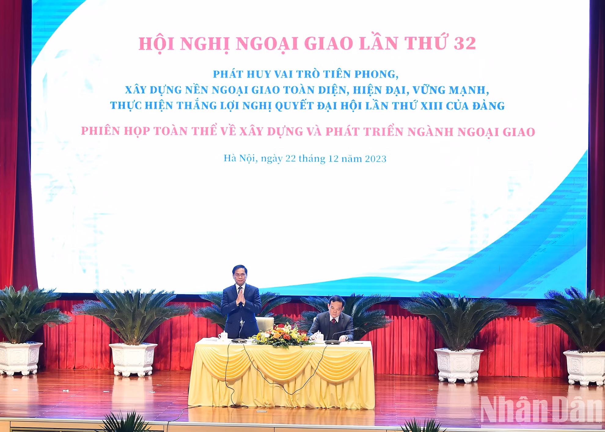 外交部长裴青山导引上午的会议。（水原 摄）