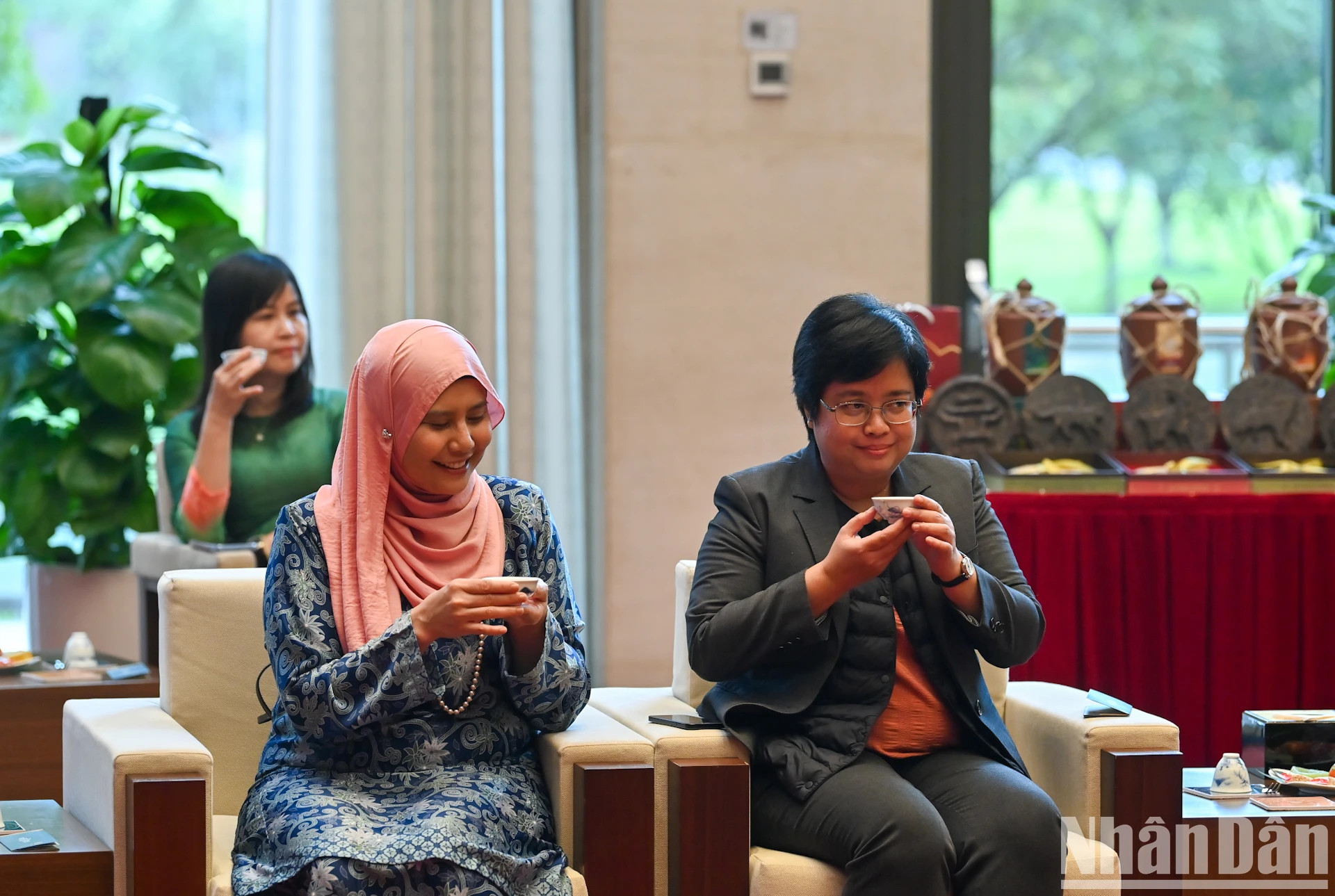 各位代表品尝了山雪茶。 各位代表品尝了山雪茶。