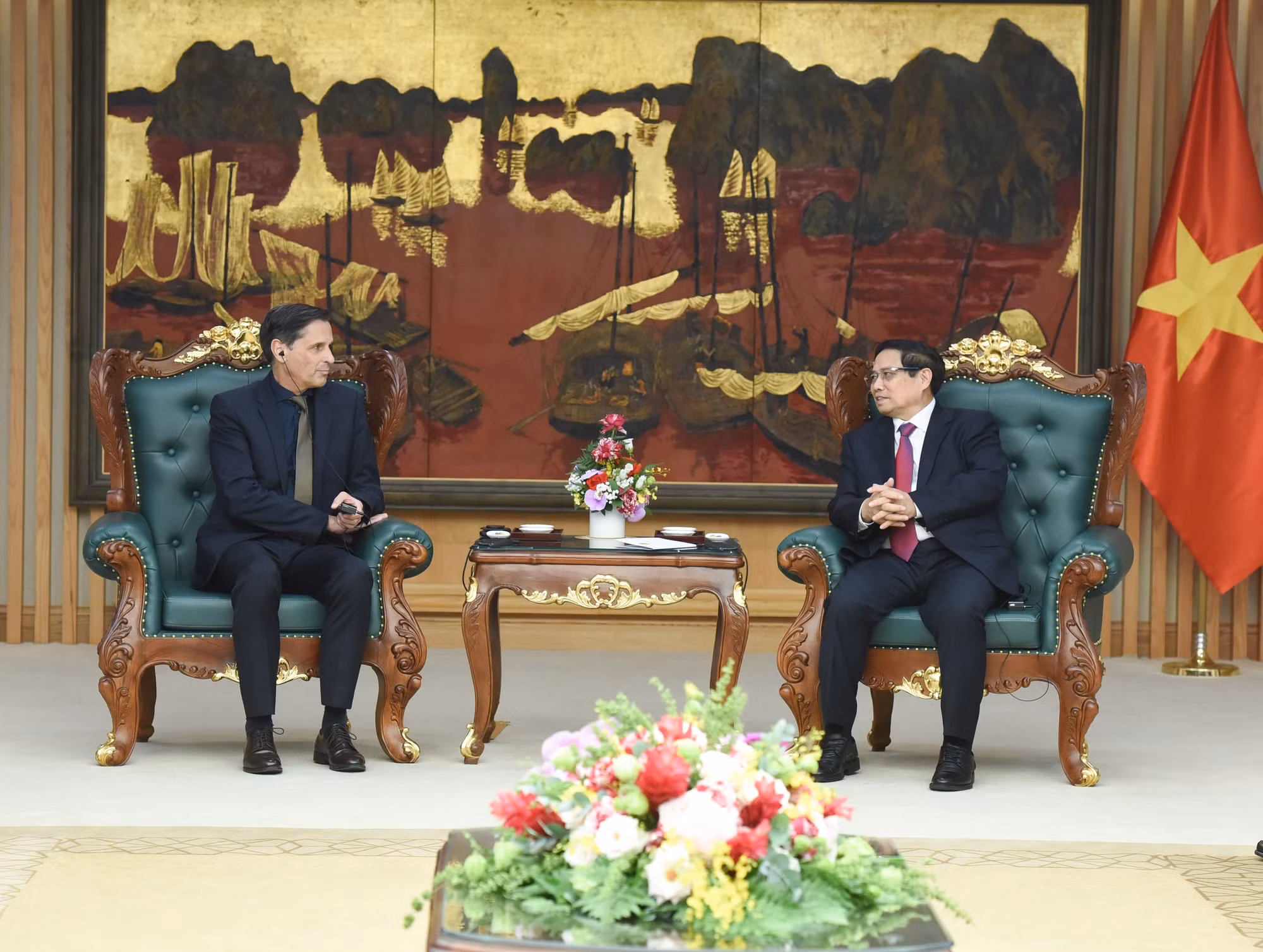 越南政府总理范明正会见斯柯达集团首席执行官克劳斯·泽尔默。