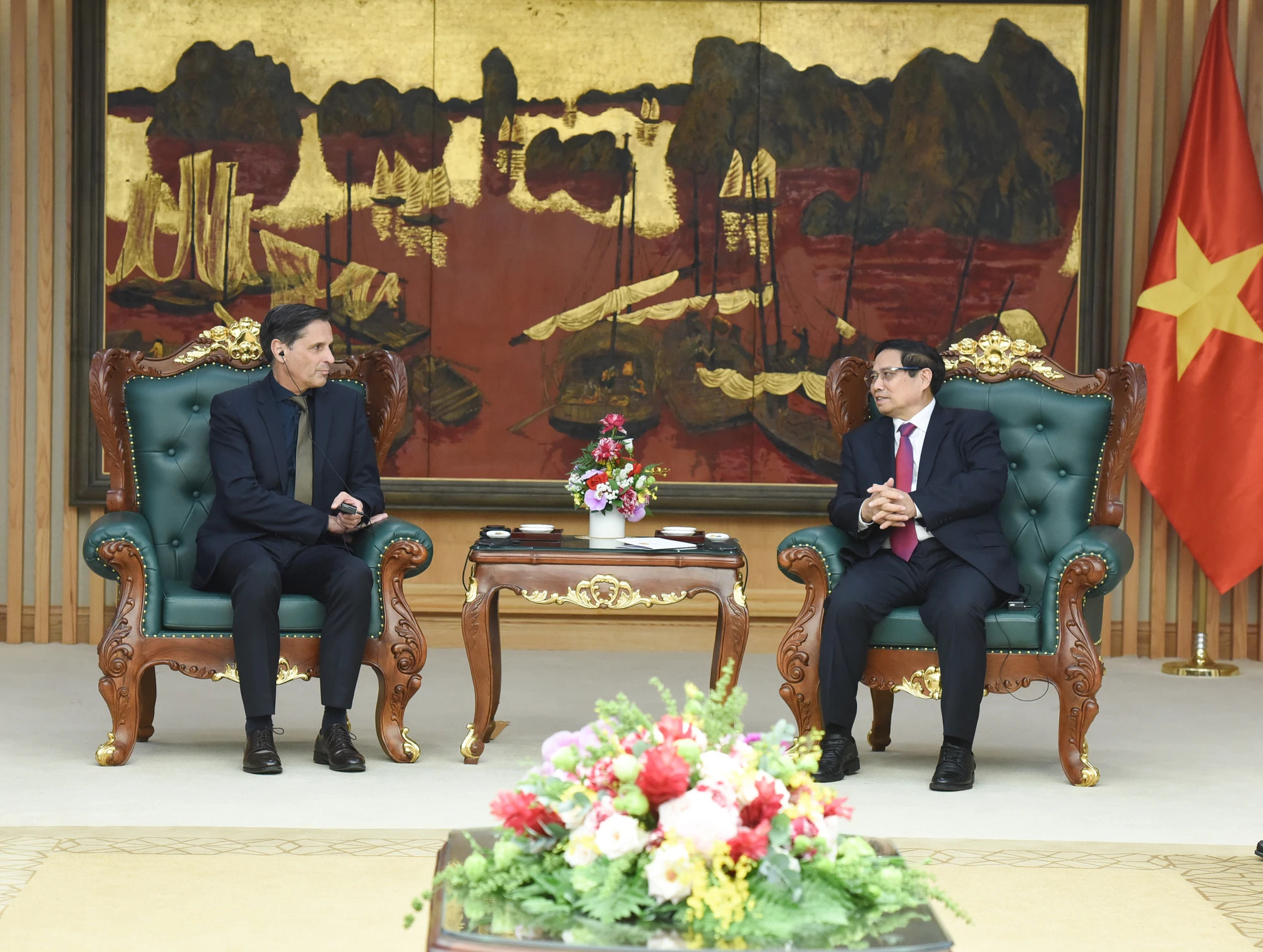 越南政府总理范明正会见斯柯达集团首席执行官克劳斯·泽尔默。