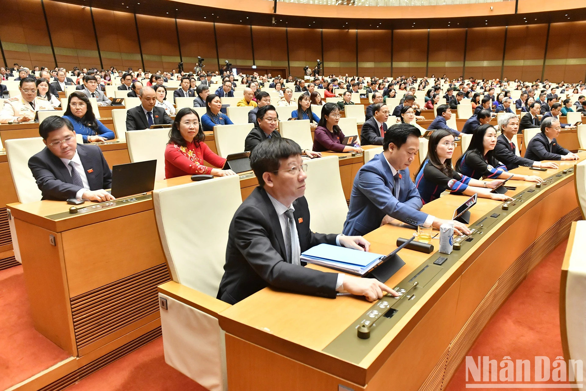 闭幕会上,在座的大多数代表投票赞成,通过了关于第十五届国会第七次会议质询活动的决议。 闭幕会上,在座的大多数代表投票赞成,通过了关于第十五届国会第七次会议质询活动的决议。