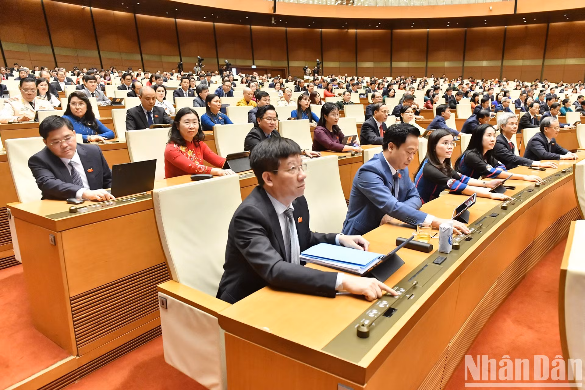 闭幕会上，在座的大多数代表投票赞成，通过了关于第十五届国会第七次会议质询活动的决议。