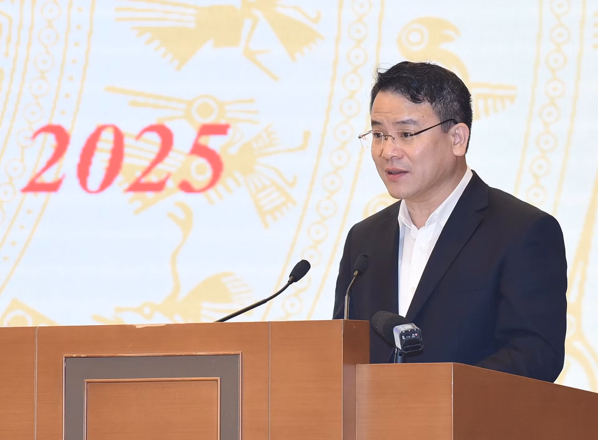 计划与投资部副部长陈国芳在会上发表讲话。