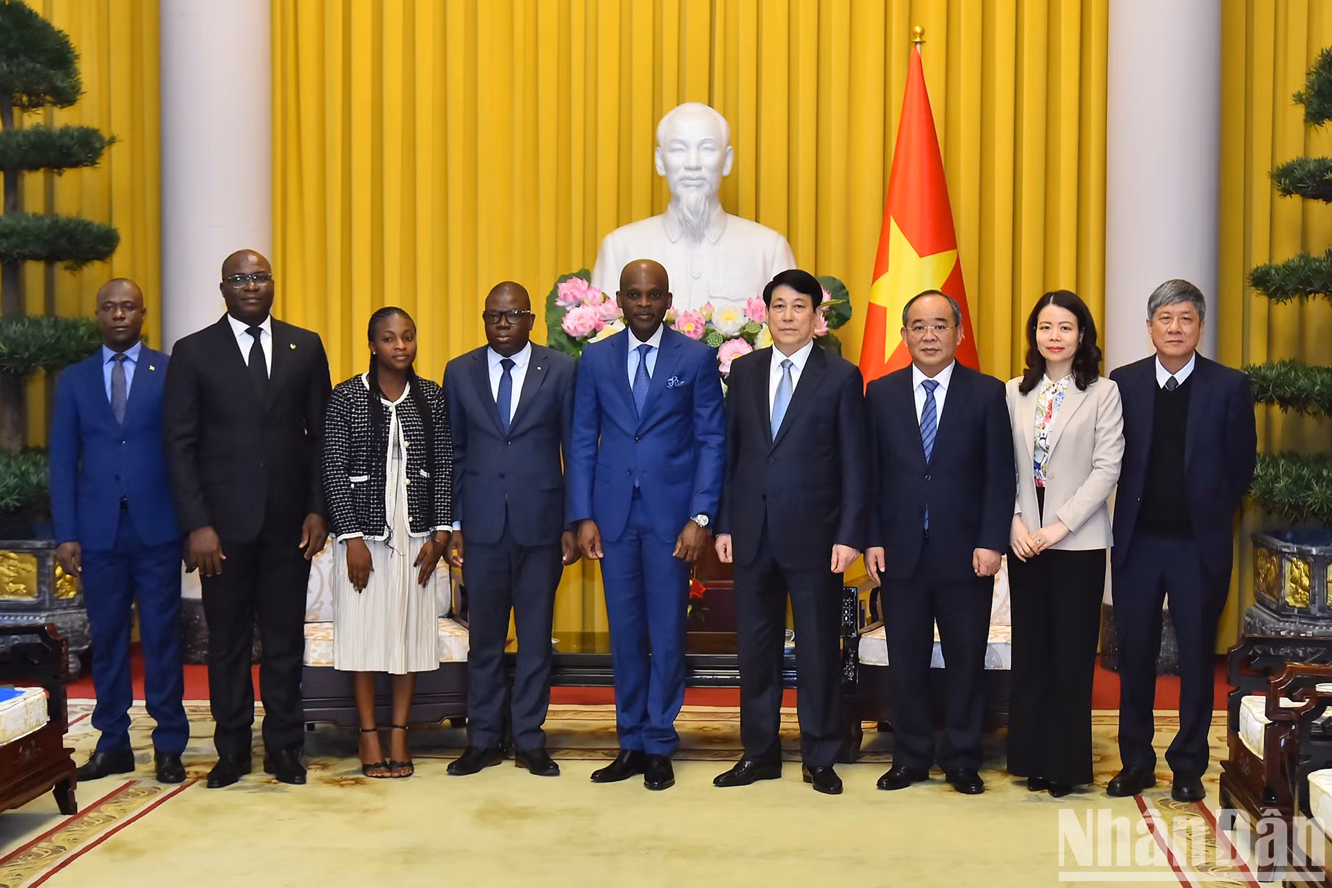 越南国家主席梁强、多哥外长罗贝尔·迪塞和双方代表合影。