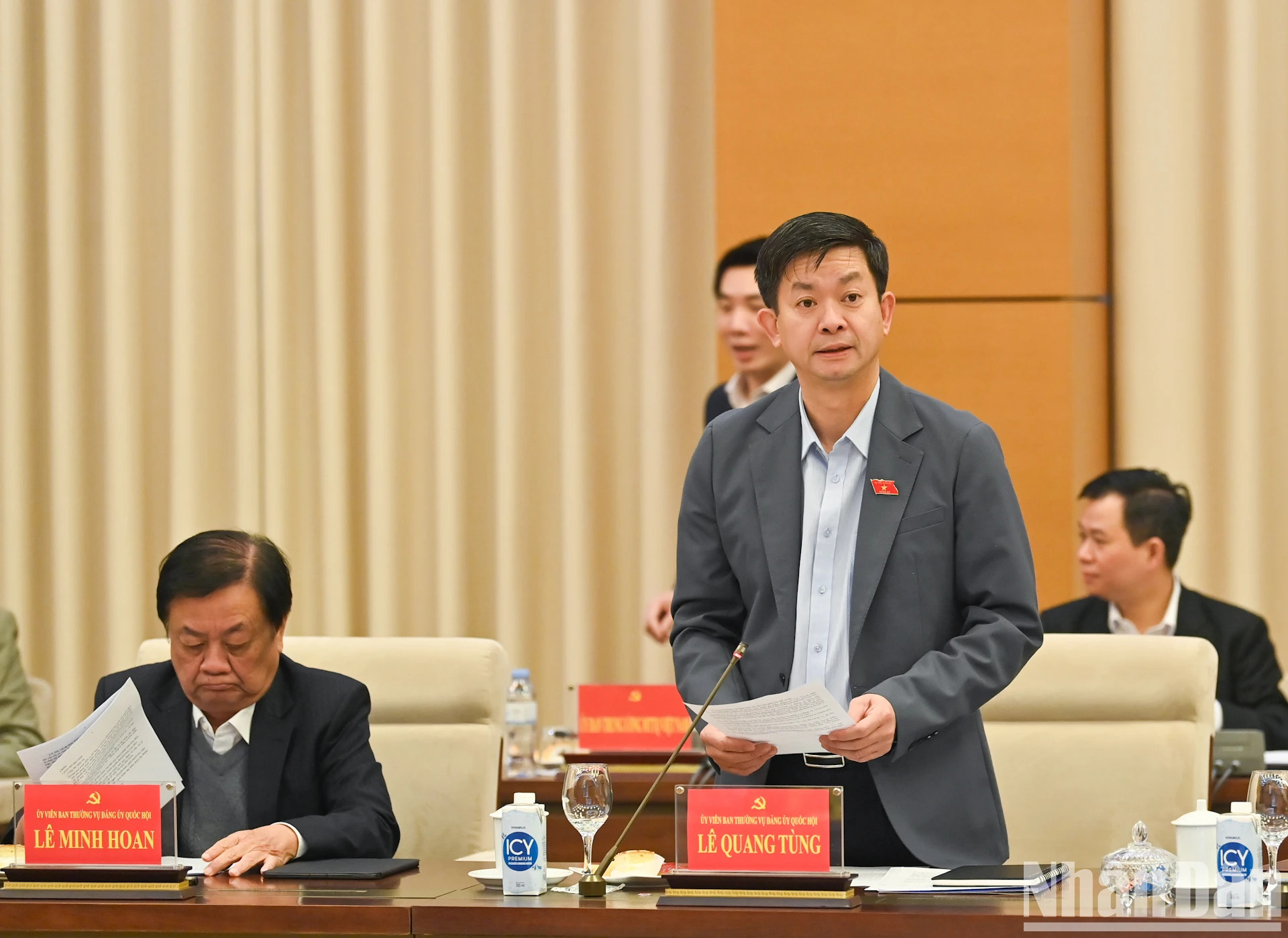 国会秘书长、国会办公厅主任黎光松在会上作报告。 国会秘书长、国会办公厅主任黎光松在会上作报告。