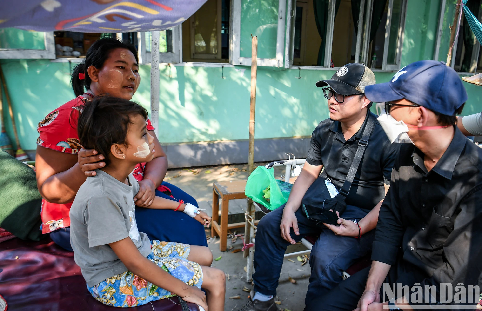 在场的越南《人民报》社记者不禁为这些缅甸患者、民众不仅承受着身体上的伤痛,还露宿街头感到惋惜。 在场的越南《人民报》社记者不禁为这些缅甸患者、民众不仅承受着身体上的伤痛,还露宿街头感到惋惜。