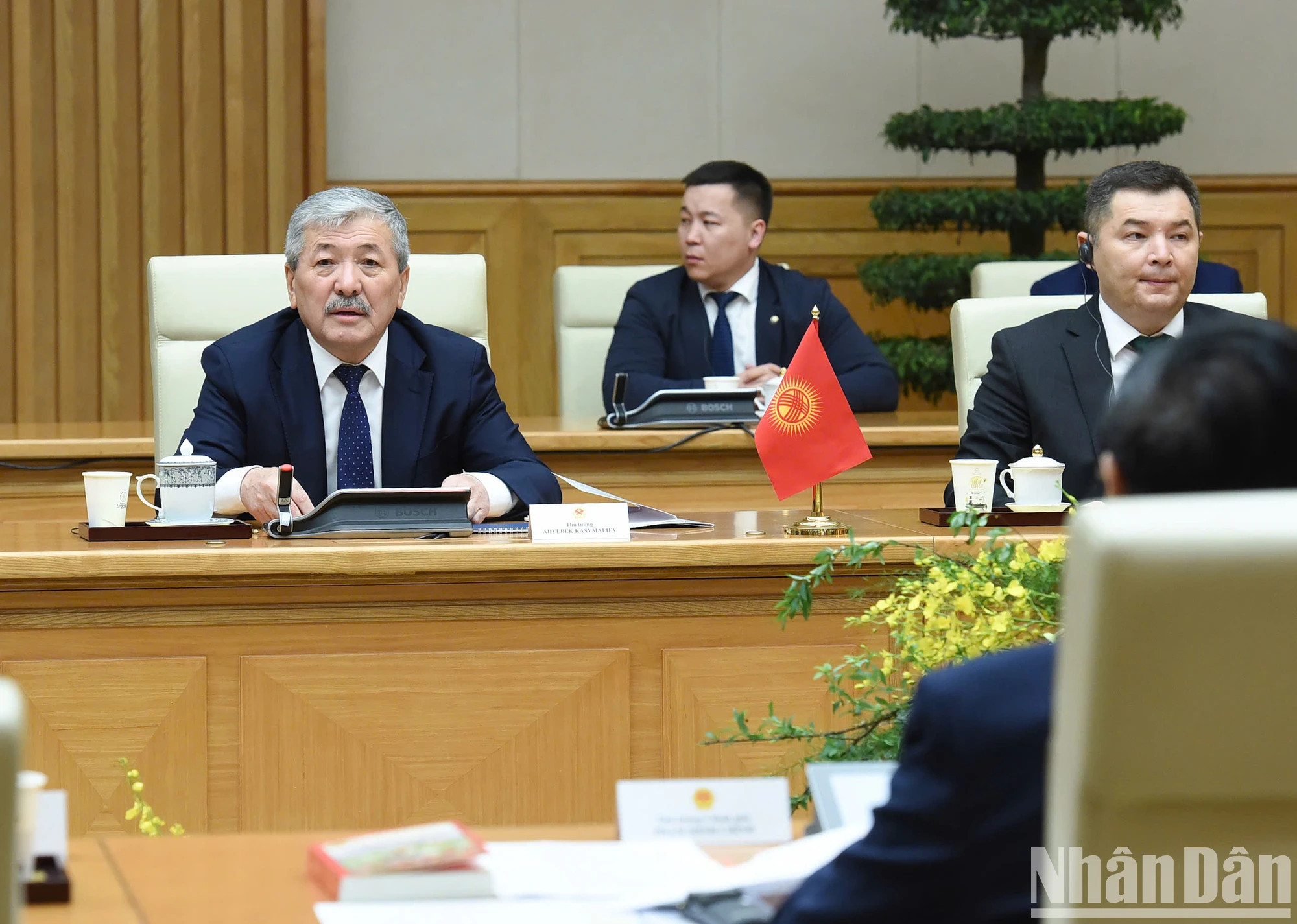 吉尔吉斯斯坦总理阿德尔别克·卡西马利耶夫在会谈上发表讲话。 吉尔吉斯斯坦总理阿德尔别克·卡西马利耶夫在会谈上发表讲话。