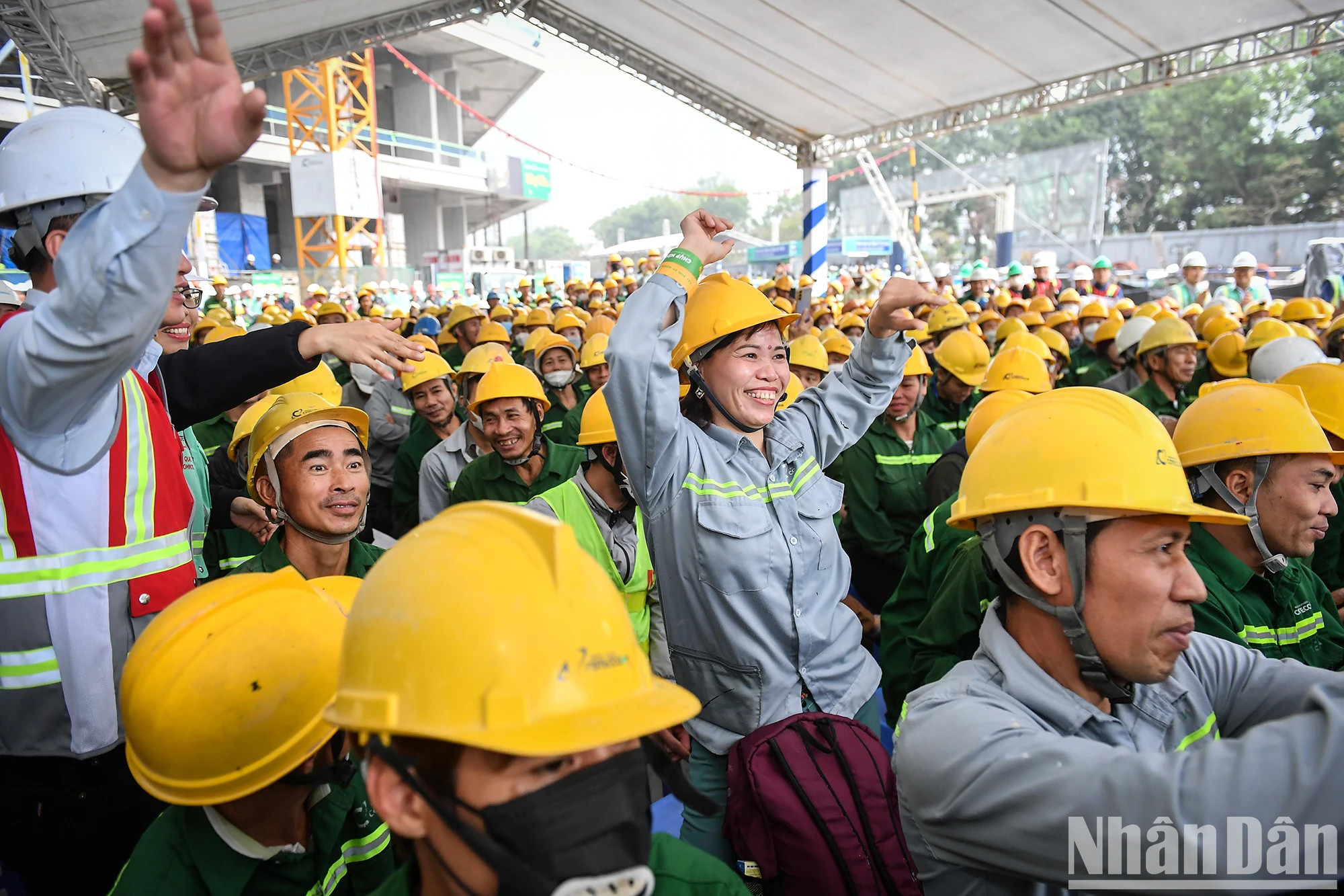 工人们满面笑容。