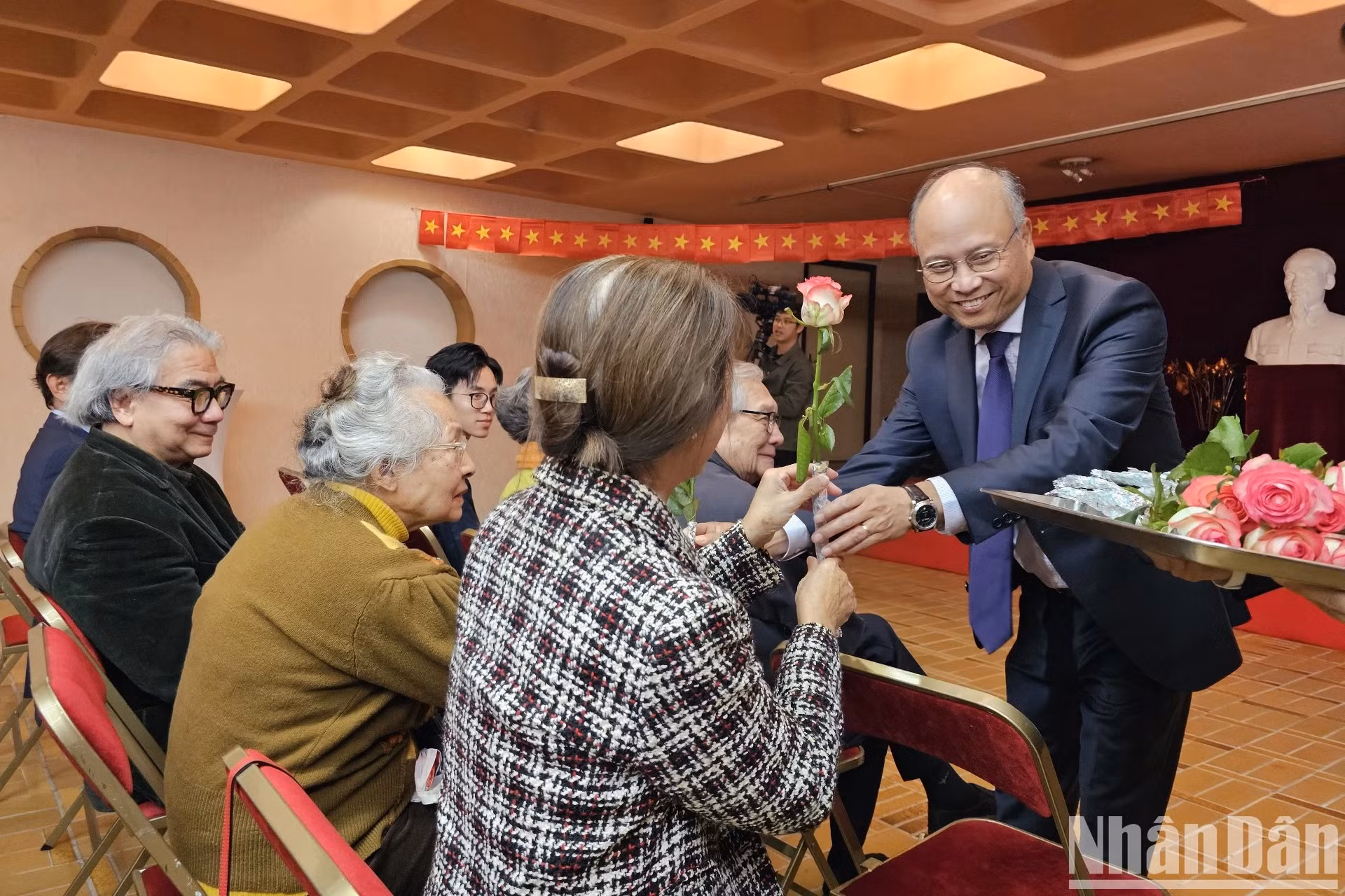值此10·20越南妇女节之际，越南驻法国大使丁全胜向大使馆女性干部、旅法越南妇女赠送鲜花表示祝贺。