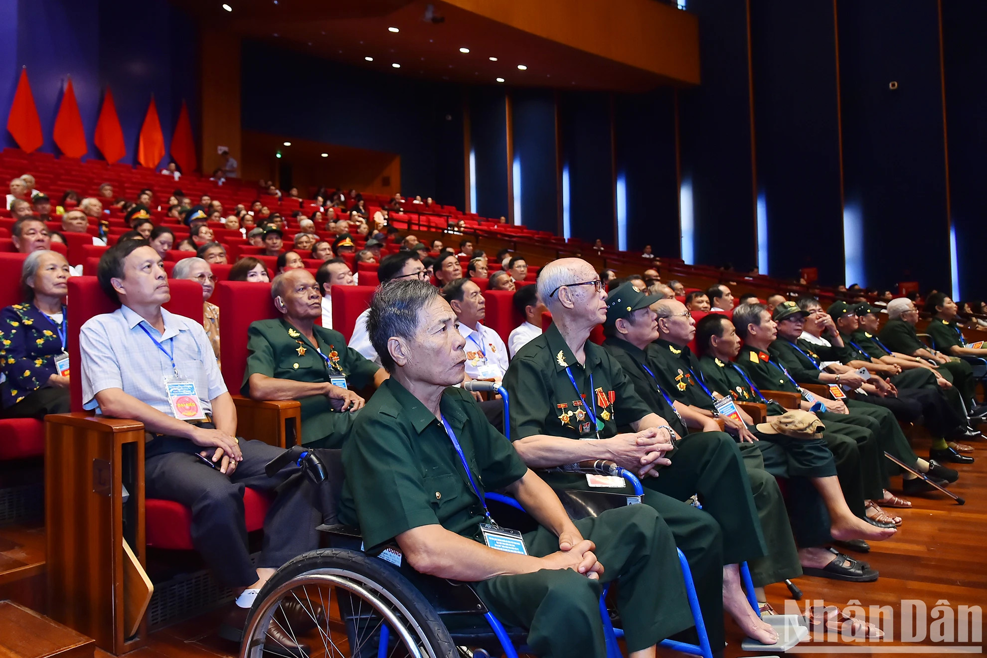 代表全国革命有功者的400多名优秀模范革命有功者与会。 代表全国革命有功者的400多名优秀模范革命有功者与会。