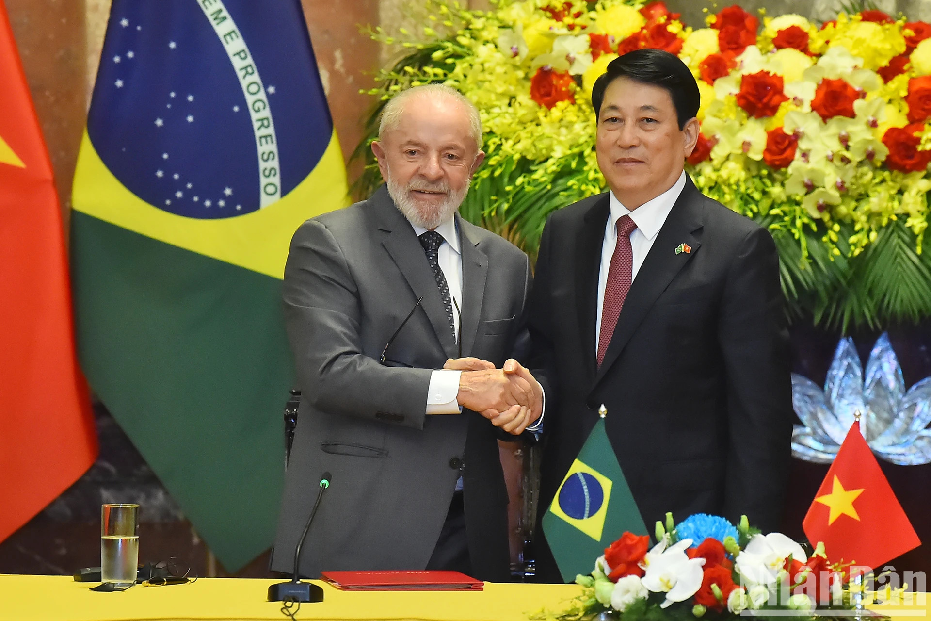 越南国家主席梁强和巴西总统路易斯·伊纳西奥·卢拉·达席尔瓦共同主持记者会。