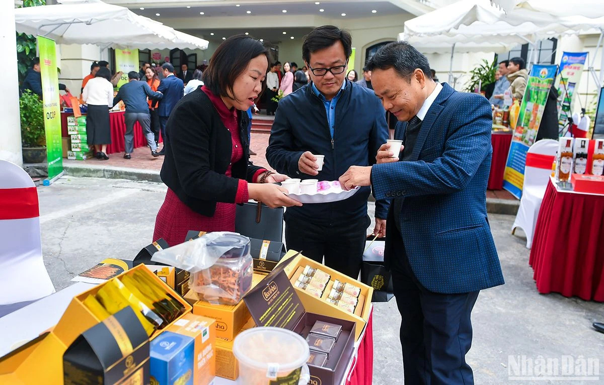 各位代表参观一乡一品产品展位并品尝产品。