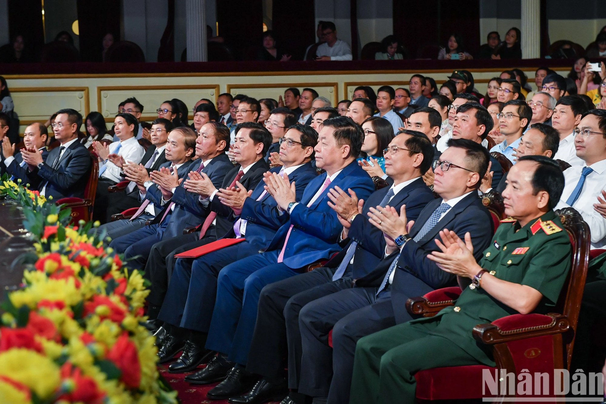 越共中央书记处书记、中央宣教部部长、对外新闻报道工作指导委员会主任阮重义,多位越共中央委员、中央候补委员,各部门和新闻媒体、出版社等机构的领导代表一同出席。(成达 摄) 越共中央书记处书记、中央宣教部部长、对外新闻报道工作指导委员会主任阮重义,多位越共中央委员、中央候补委员,各部门和新闻媒体、出版社等机构的领导代表一同出席。(成达 摄)