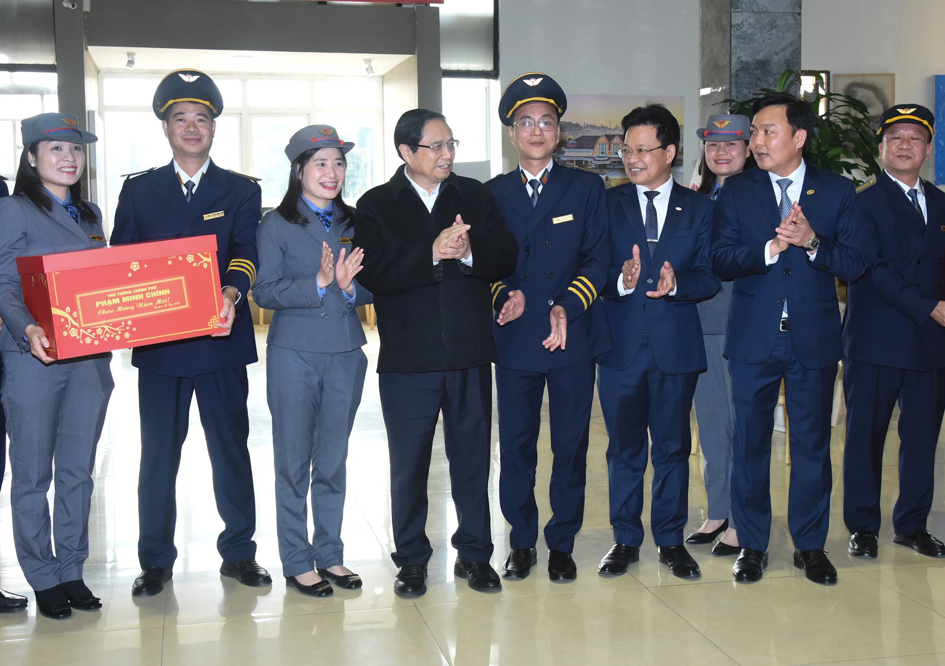 范明正总理向铁路部门的干部、工作人员拜年和送礼物。