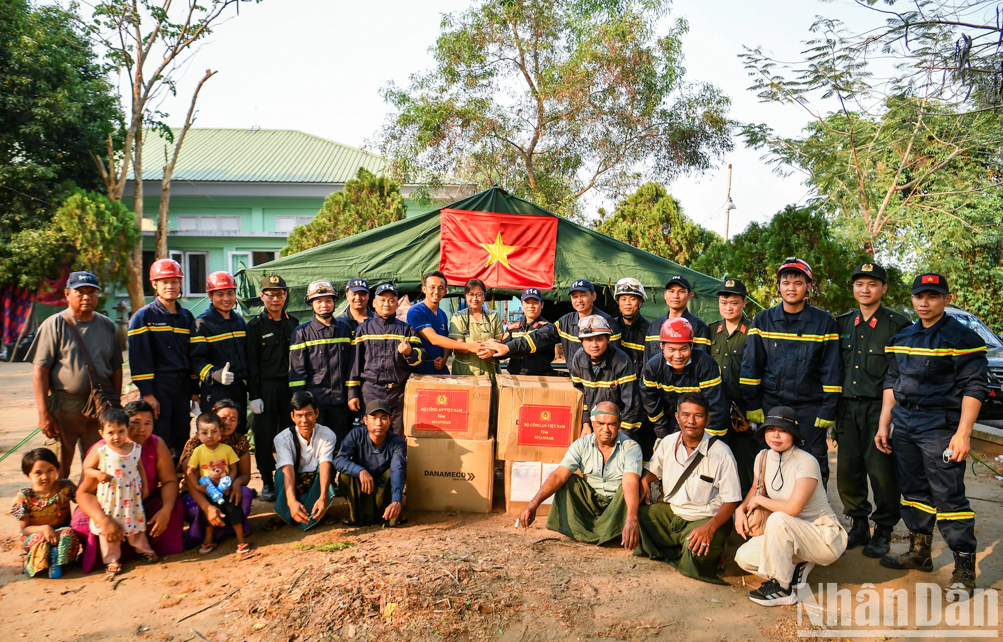 越南救援队向缅甸首都内比都一家拥有1000张病床的医院赠送药品和一些医疗设备。 越南救援队向缅甸首都内比都一家拥有1000张病床的医院赠送药品和一些医疗设备。