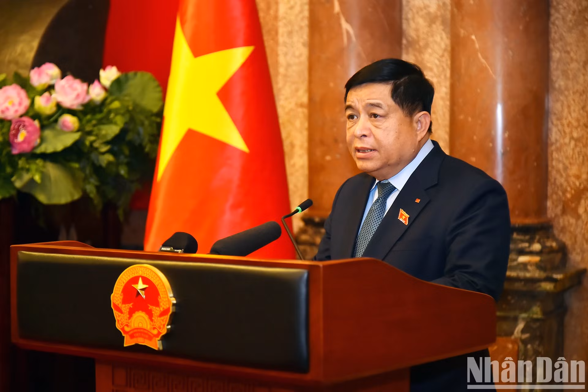 政府副总理阮志勇在仪式上发表讲话。