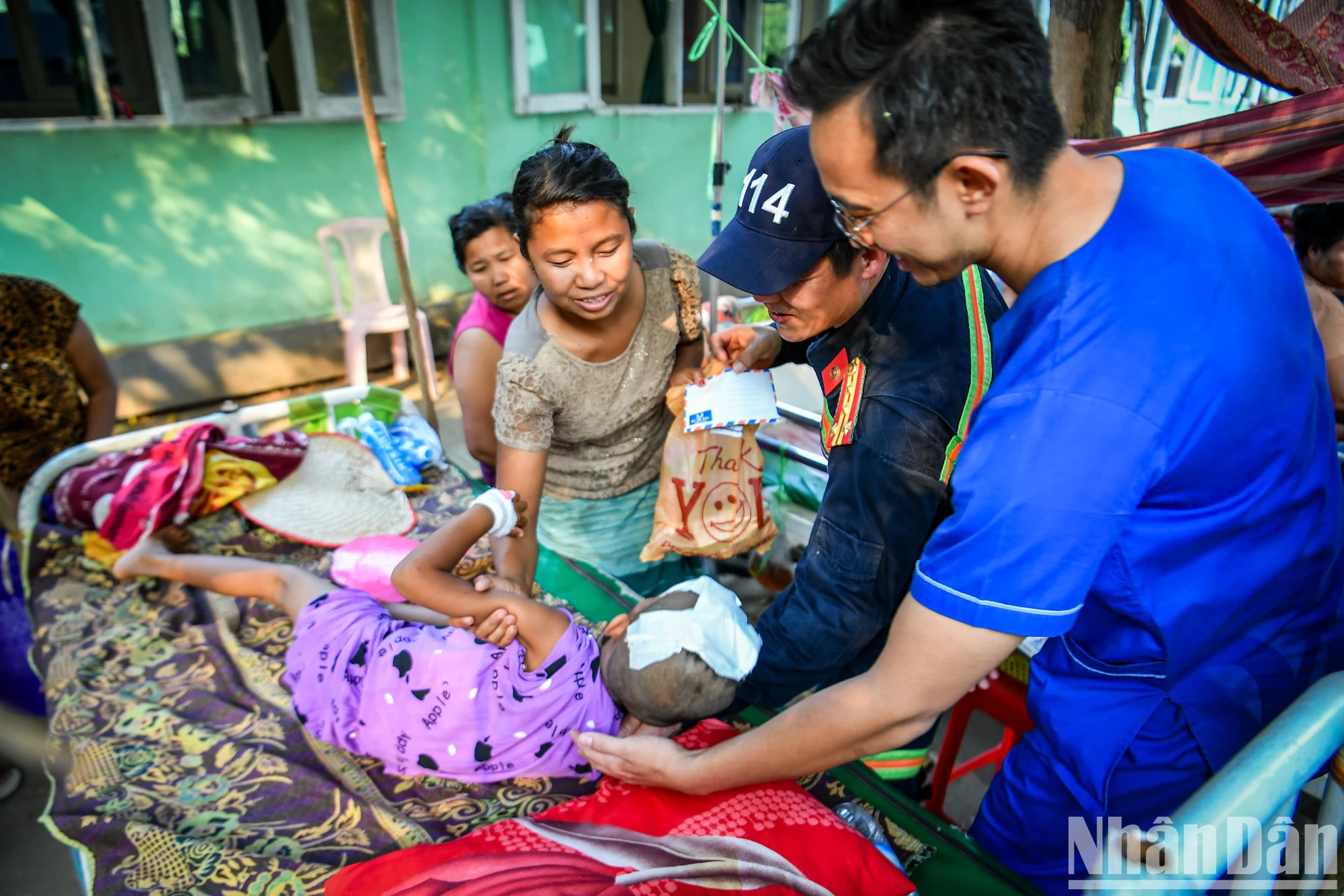 所有捐赠资金由越南救援队干部、战士本着“物上其类”精神自愿捐献的。 所有捐赠资金由越南救援队干部、战士本着“物上其类”精神自愿捐献的。