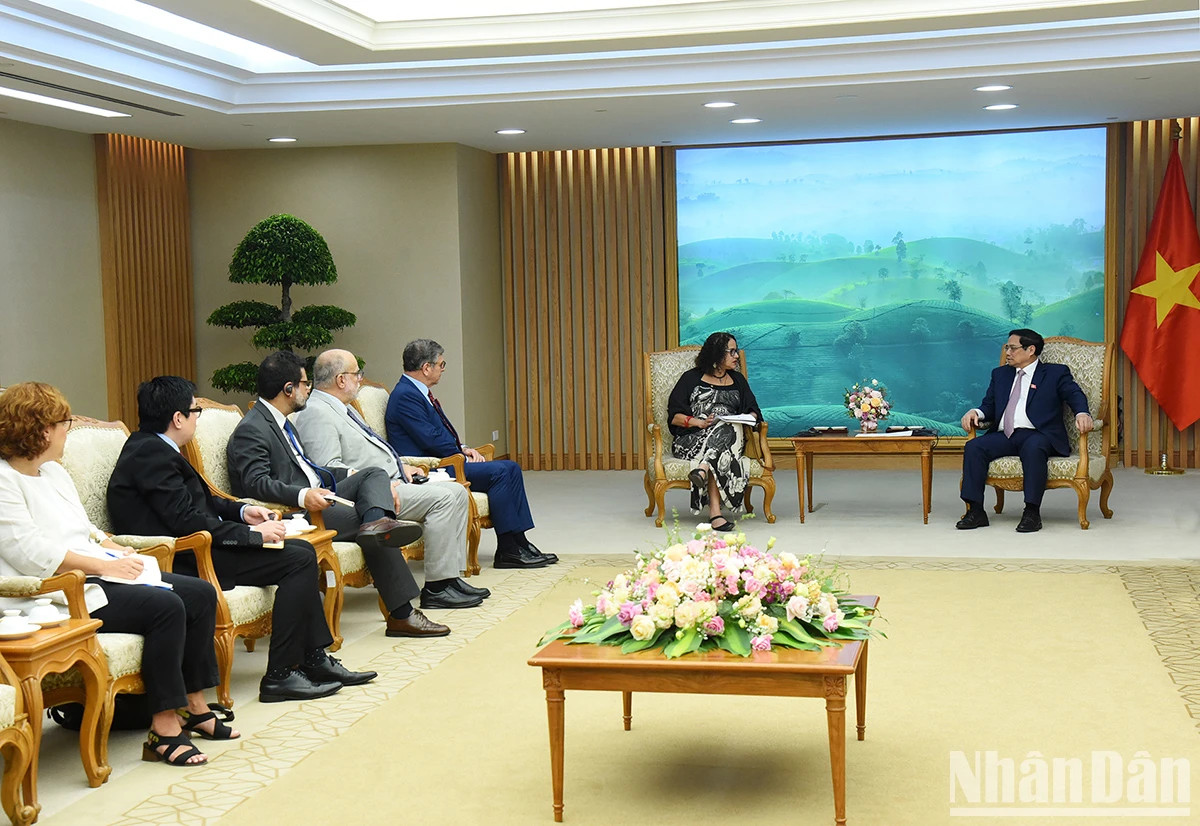 陪同巴西科技创新部部长卢西亚娜·桑托斯的巴方代表团成员。（陈海 摄）