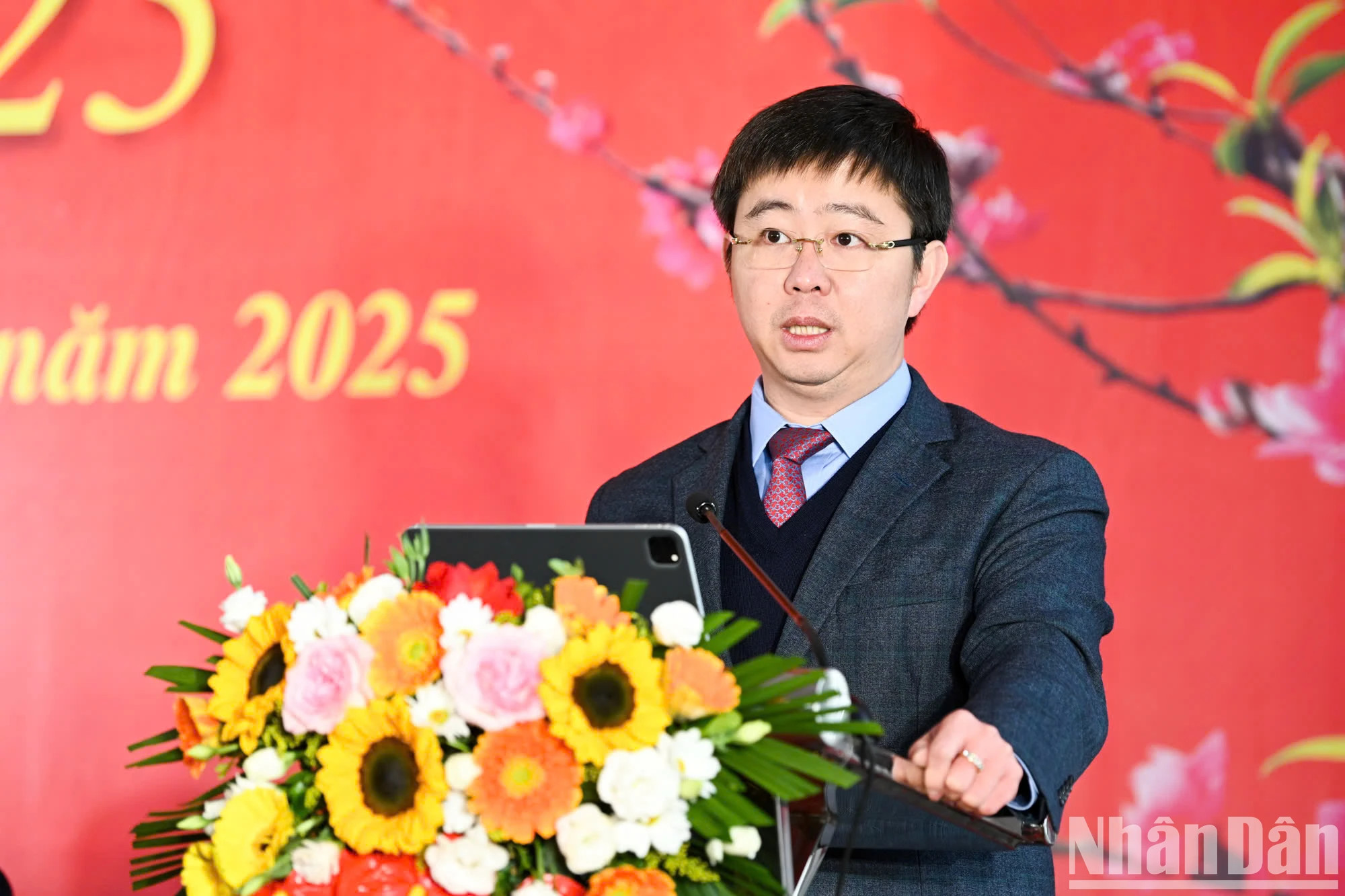 通信与传媒部副部长裴黄方在会上发表讲话。 通信与传媒部副部长裴黄方在会上发表讲话。